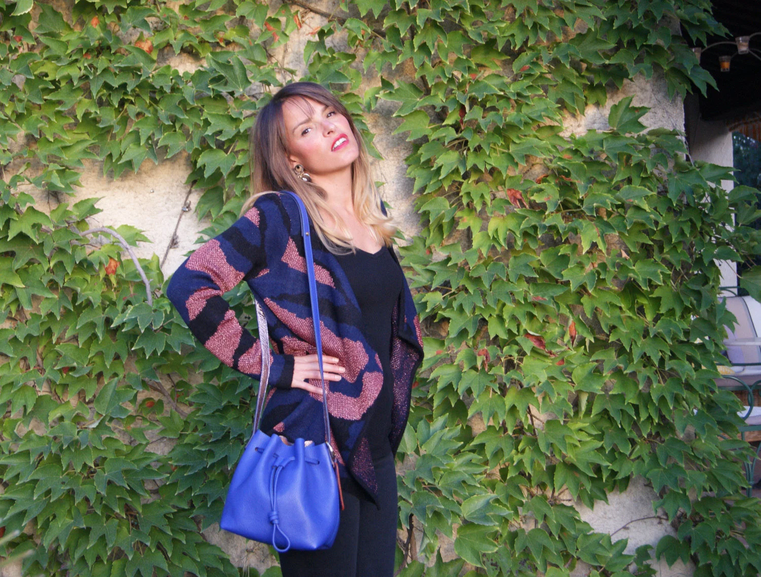 petit sac mini seau cuir bleu porté tenue décontractée