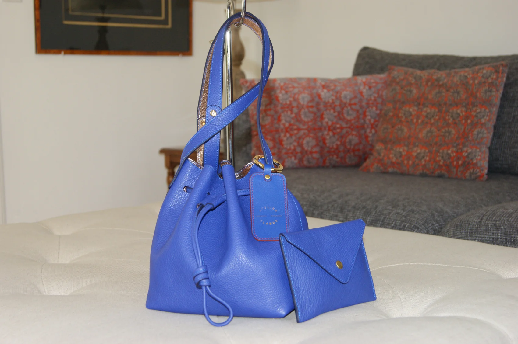 Sac "Mini Seau" et sa pochette - Cuir grainé bleu cobalt intérieur métallisé rose gold