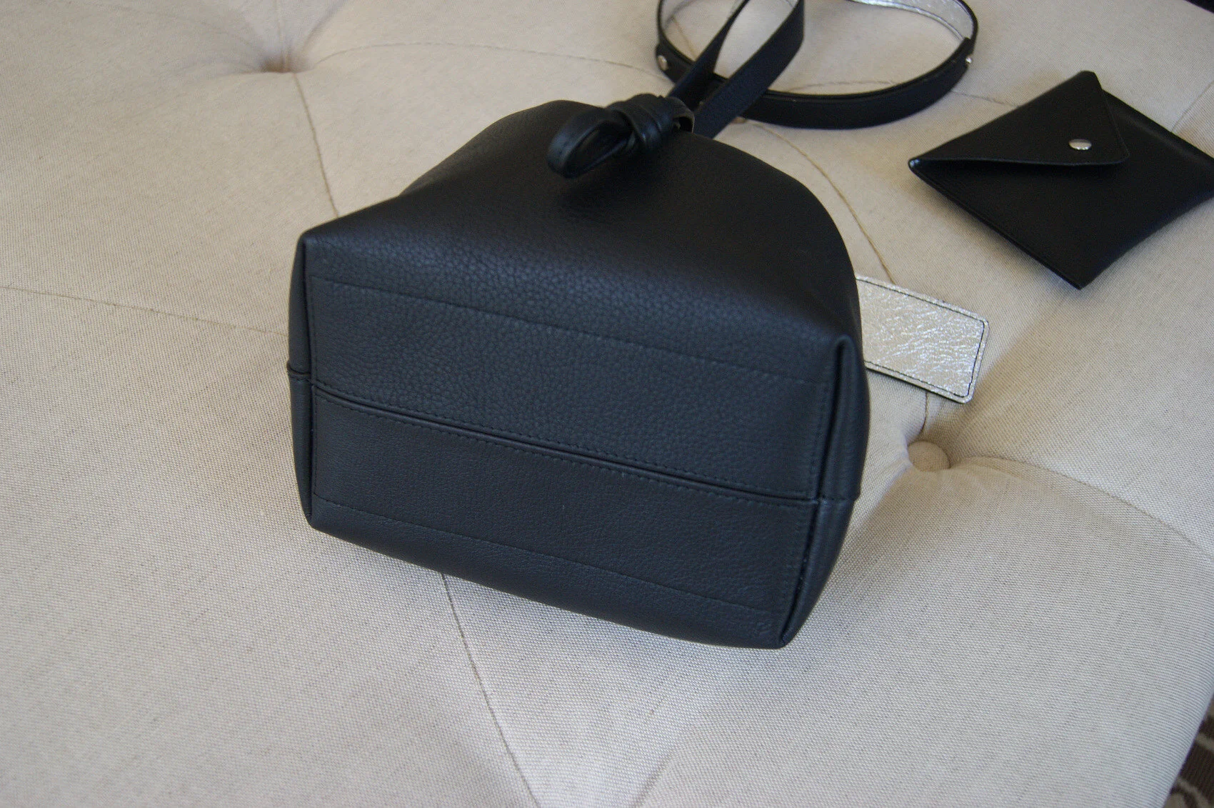 petit sac mini seau cuir noir intérieur métallisé argent vue dessous