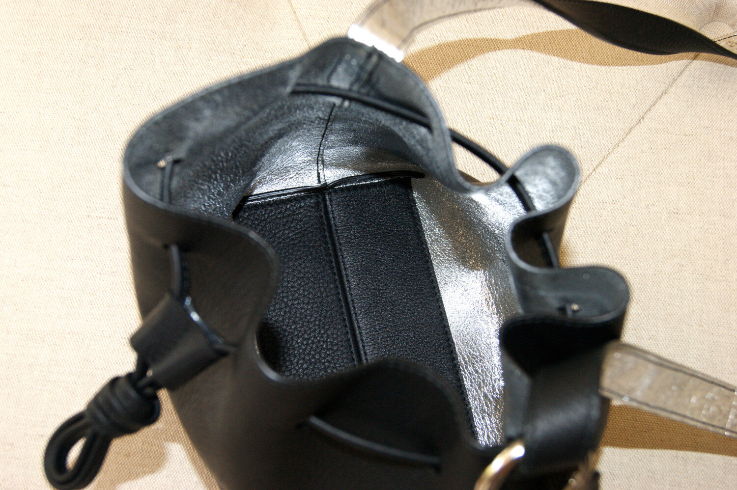 petit sac mini seau cuir noir intérieur métallisé argent vue intérieur