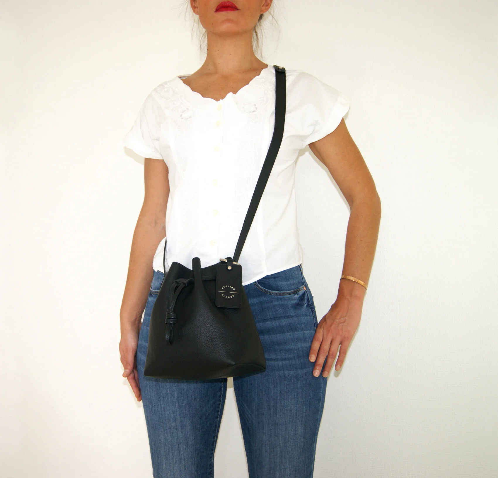 petit sac mini seau cuir noir intérieur métallisé argent porté devant