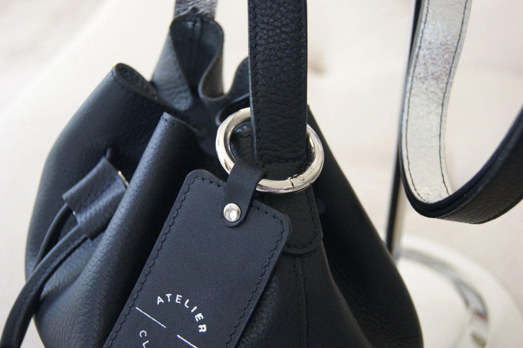 petit sac mini seau cuir noir intérieur métallisé argent détail finition