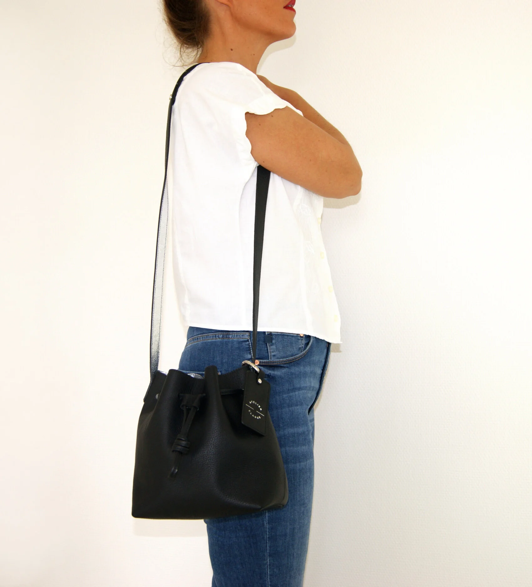 petit sac mini seau cuir noir intérieur métallisé argent porté coté