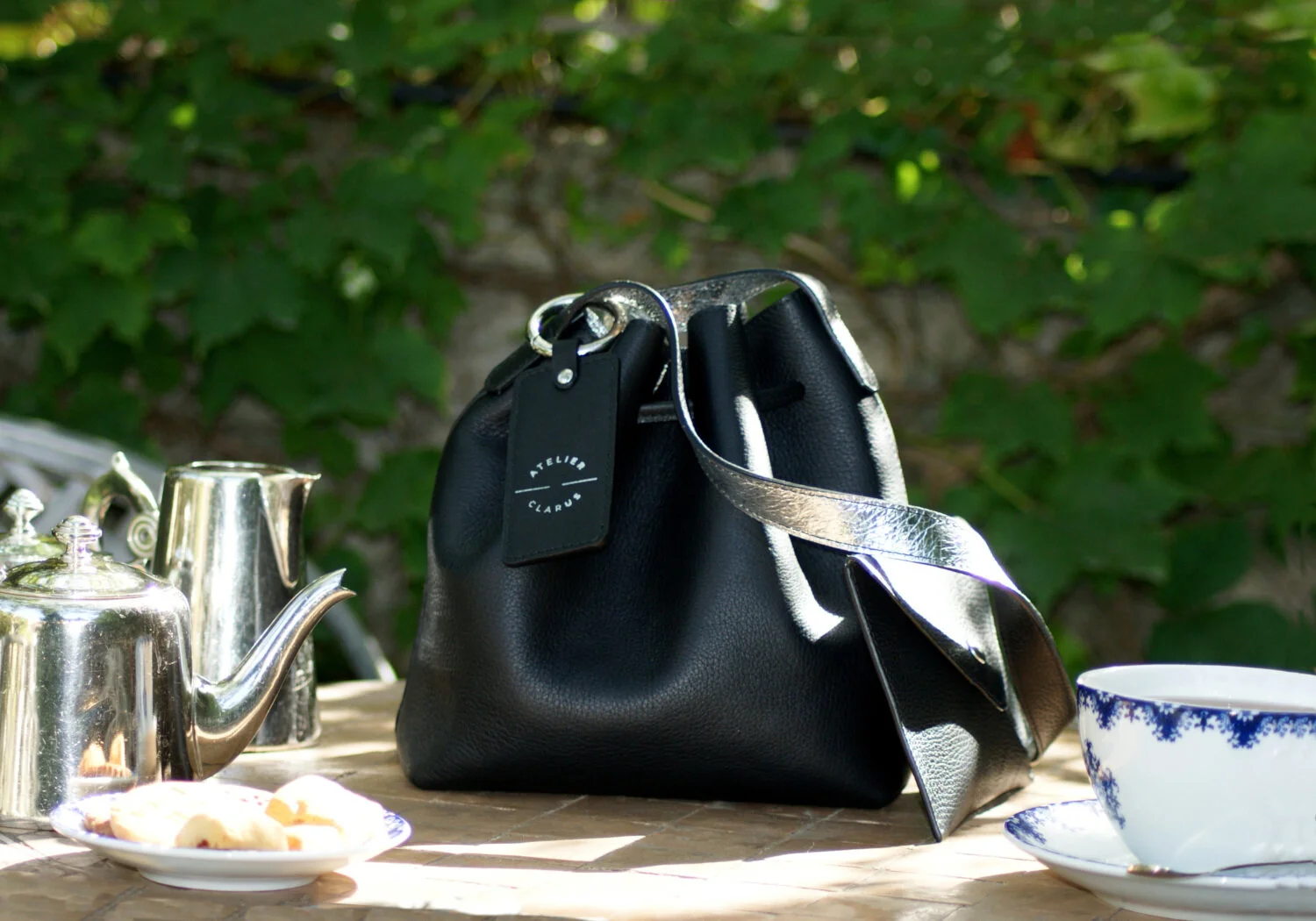 petit sac mini seau et pochette cuir noir à l'heure du thé