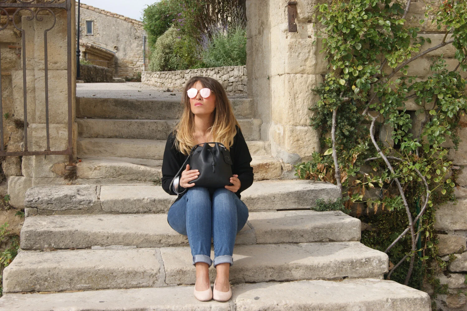 petit sac mini seau cuir noir porté tenue décontractée