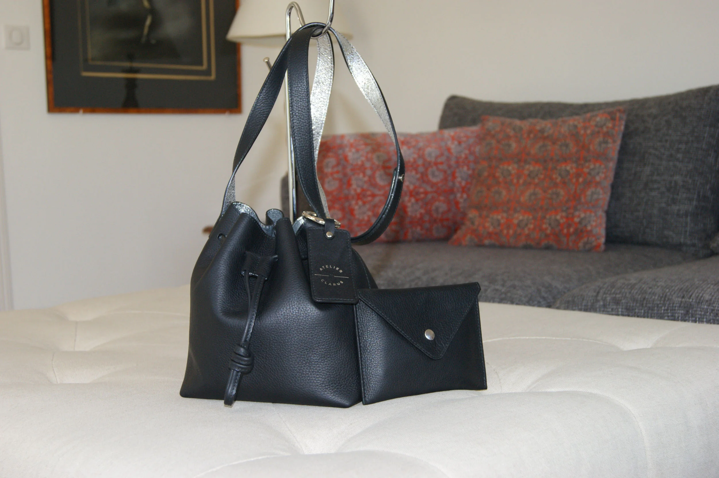 Sac "Mini Seau" et sa pochette - Cuir grainé noir intérieur métallisé argent