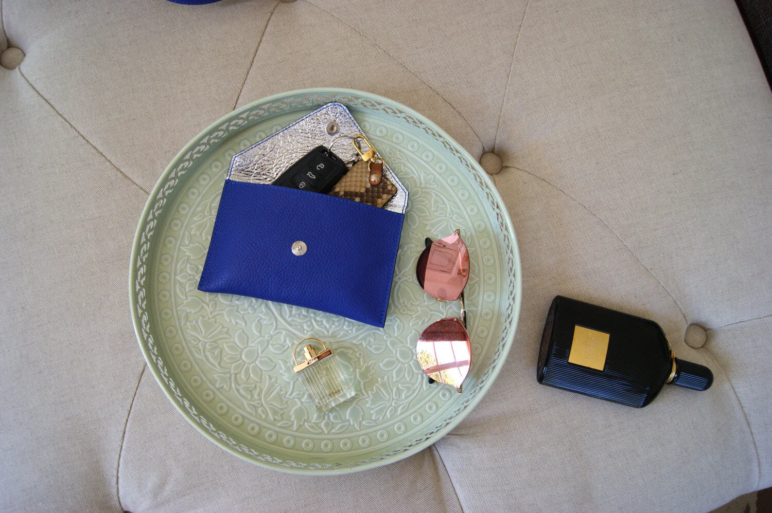 petite pochette ouverte cuir bleu et cuir métallisé argent