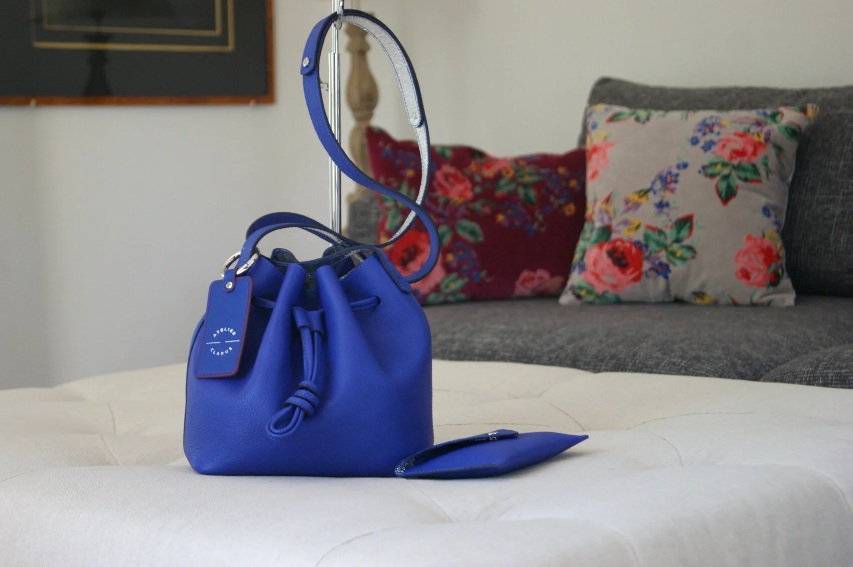 petit sac mini seau cuir bleu intérieur métallisé argent vue face