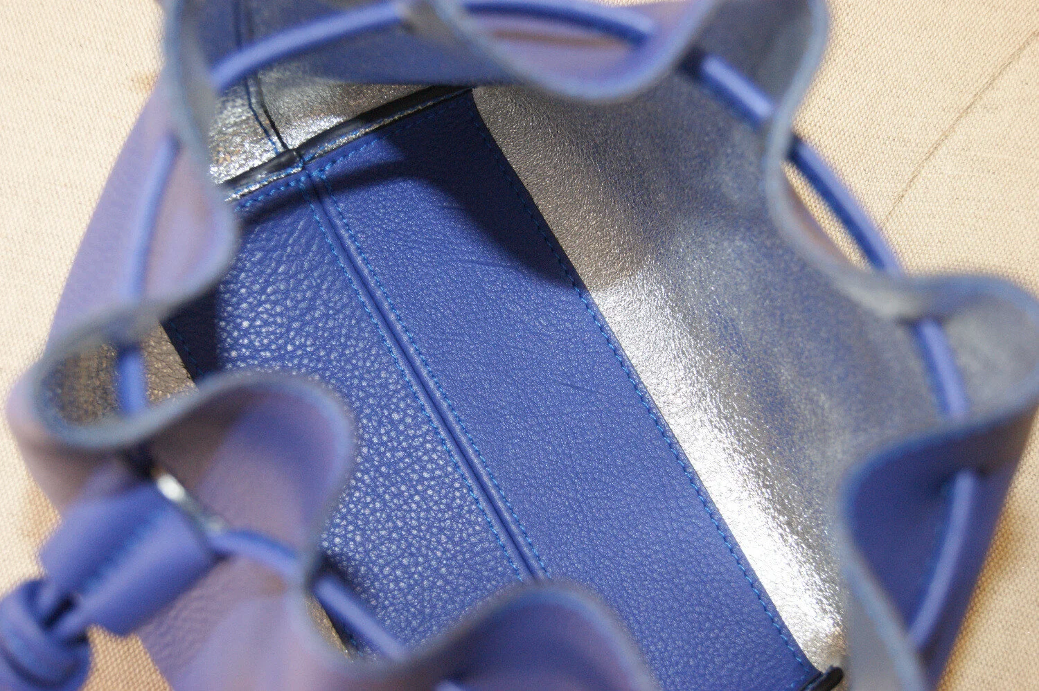petit sac mini seau cuir bleu intérieur métallisé argent vue intérieur