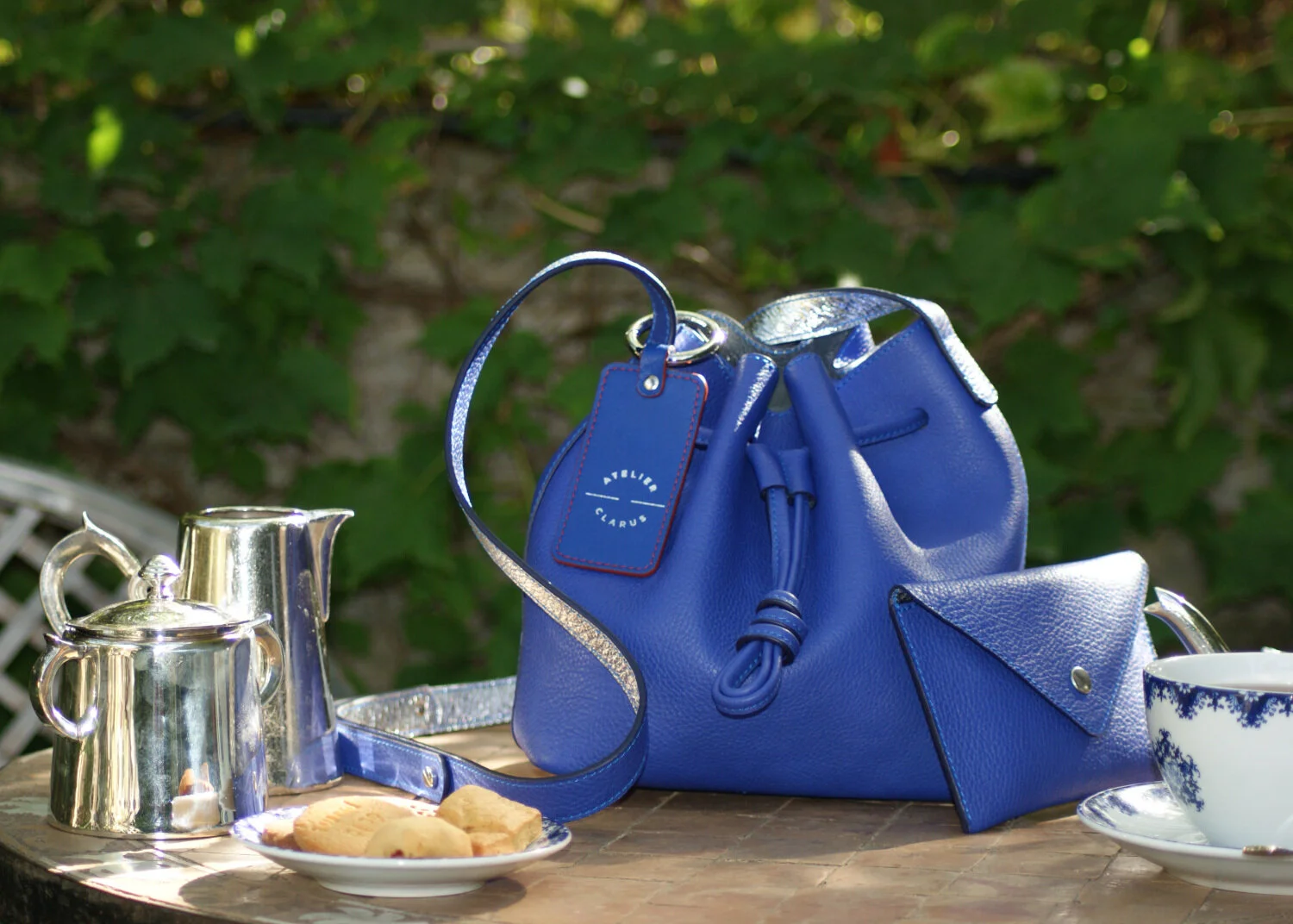 petit sac mini seau et pochette cuir bleu à l'heure du thé
