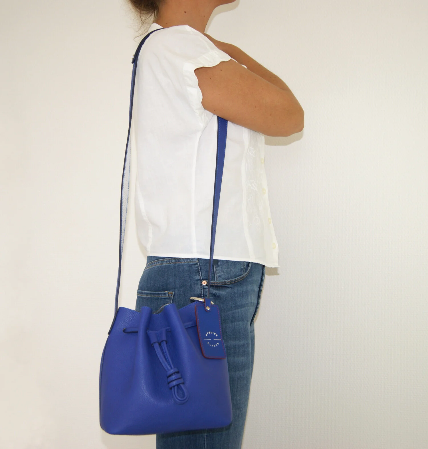 petit sac mini seau cuir bleu intérieur métallisé argent porté coté