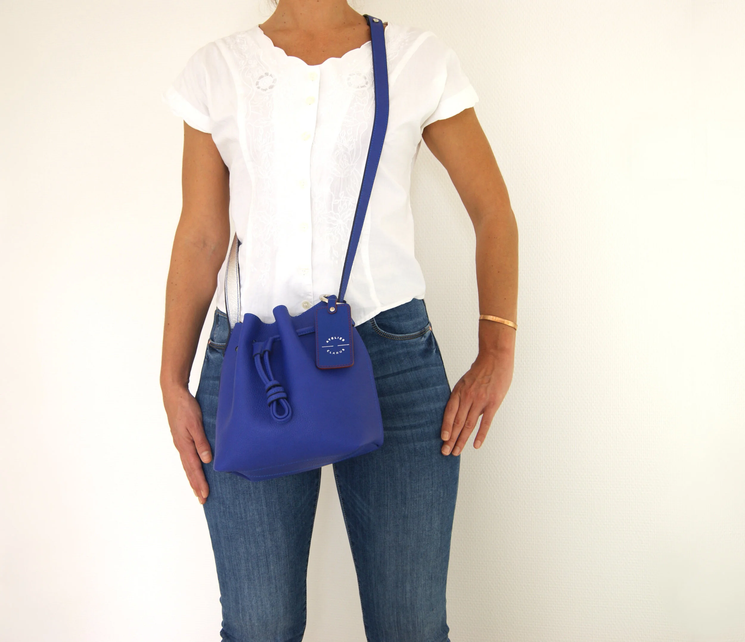 petit sac mini seau cuir bleu intérieur métallisé argent porté devant