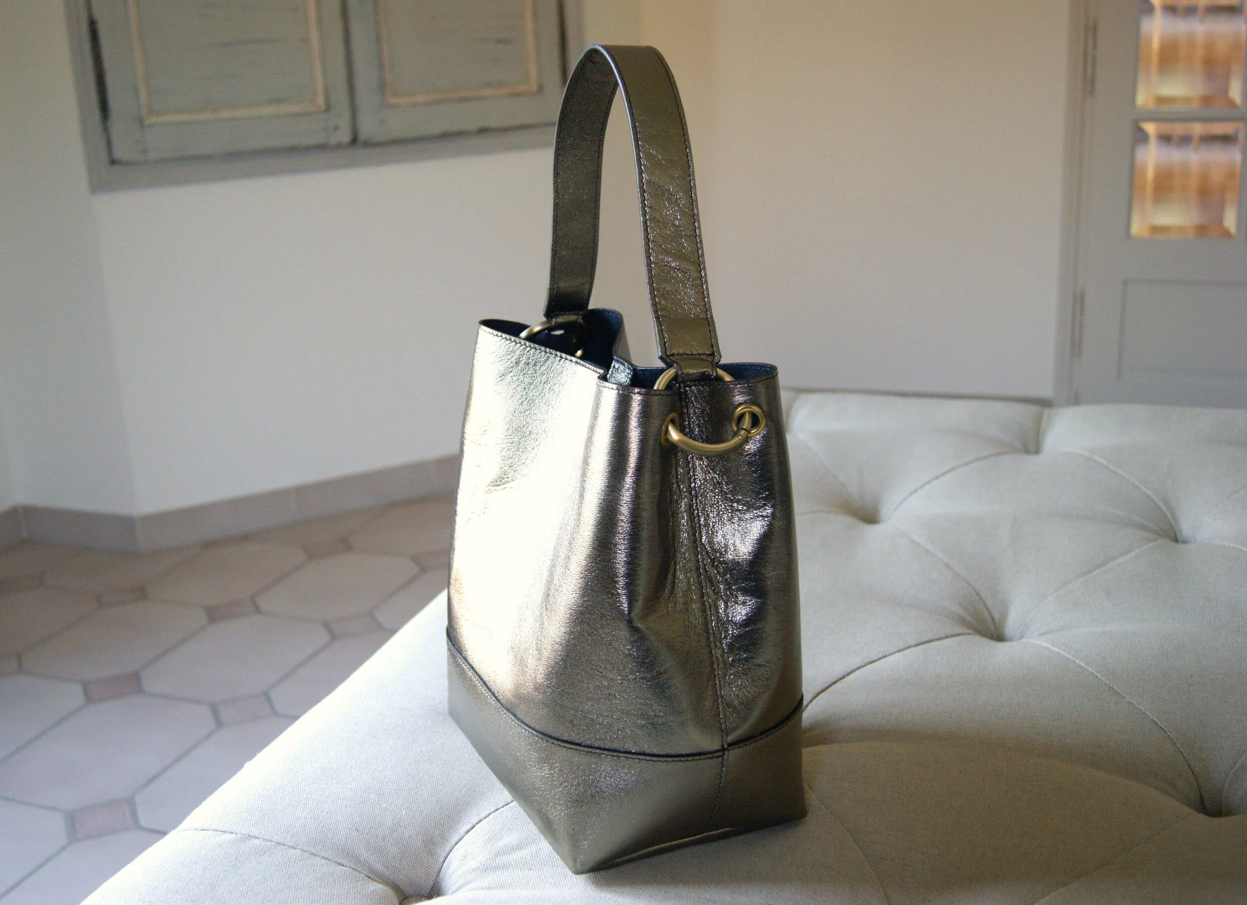 petit sac seau modèle sceau cuir métallisé bronze vue profil