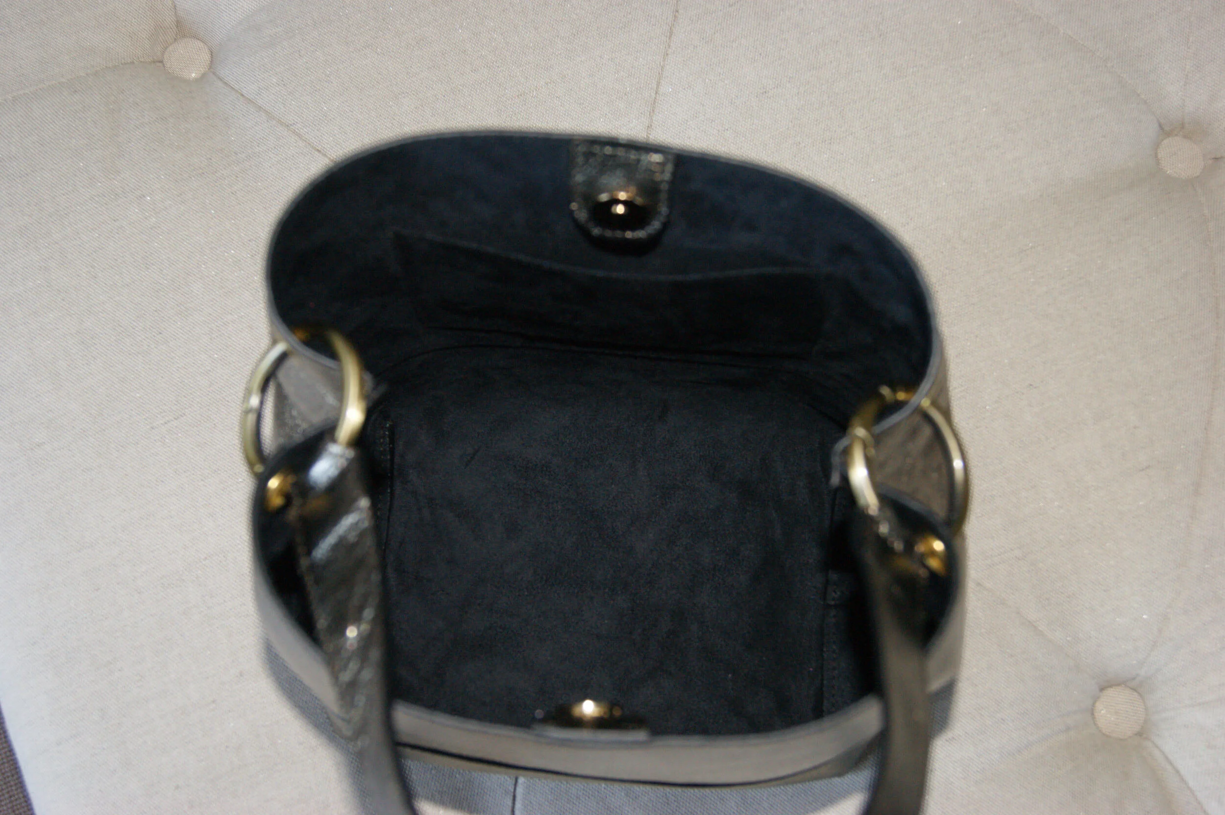 petit sac seau modèle sceau cuir métallisé bronze vue intérieur