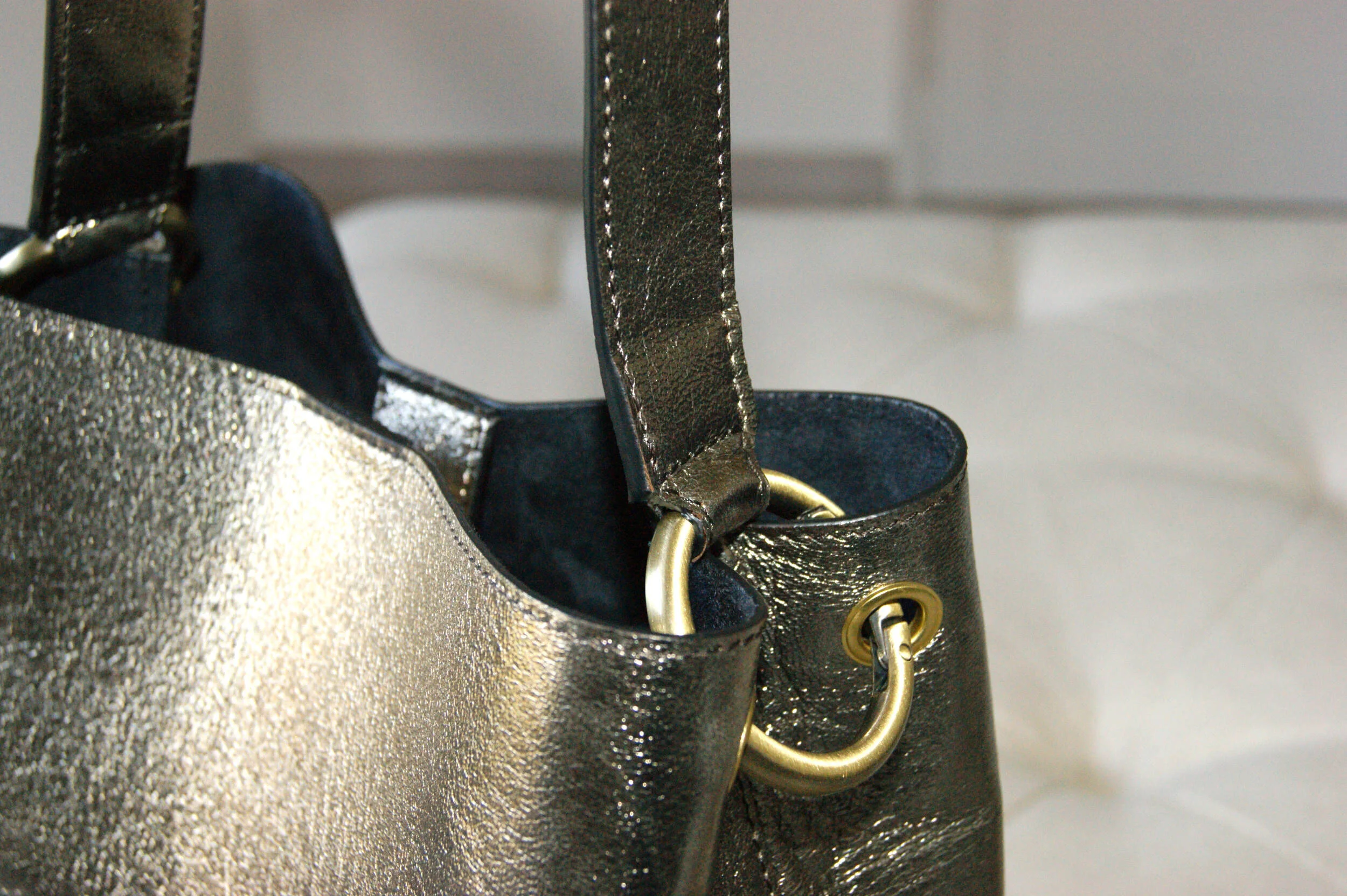 petit sac seau modèle sceau cuir métallisé bronze détail finition