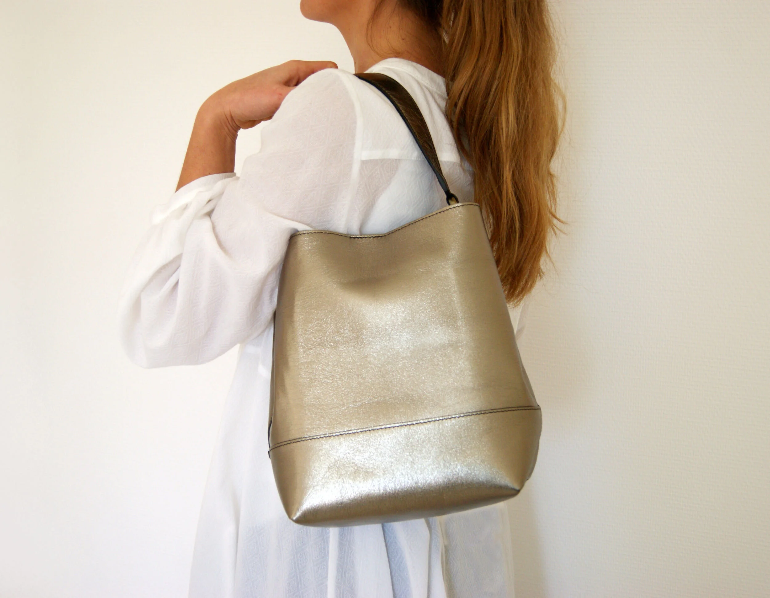 petit sac seau modèle sceau cuir métallisé bronze porté épaule