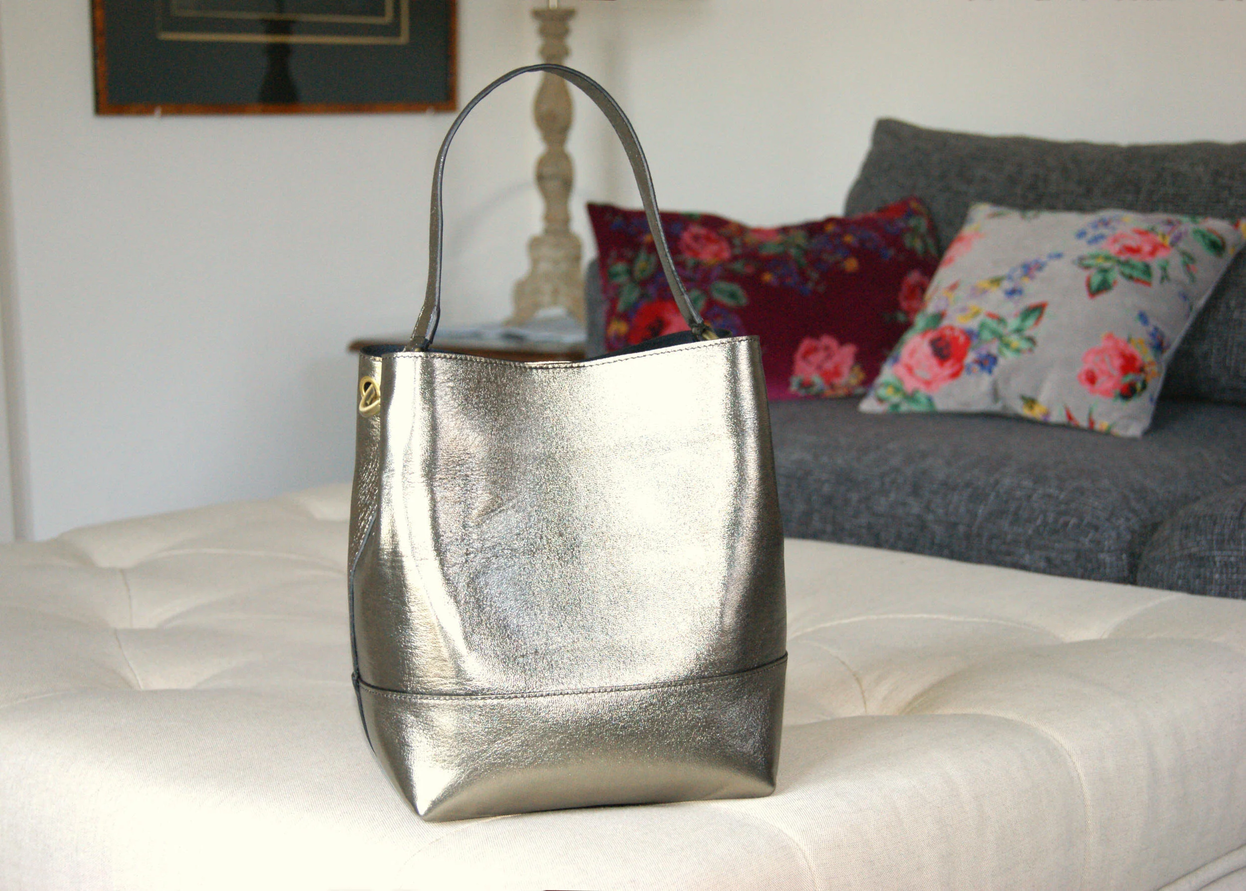 petit sac seau modèle sceau cuir métallisé bronze vue face