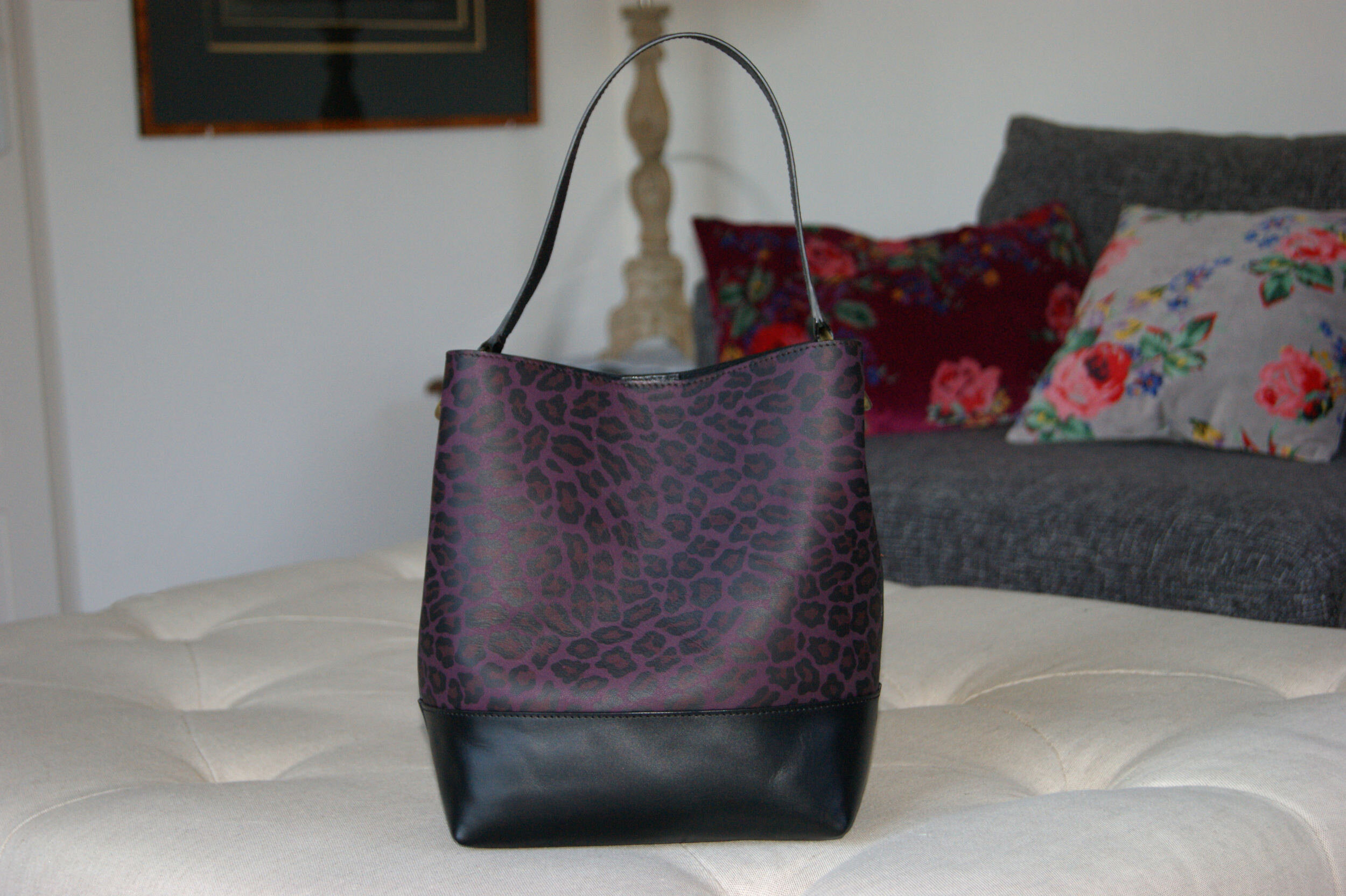 petit sac seau modèle sceau cuir aubergine imprimé léopard noir vue face