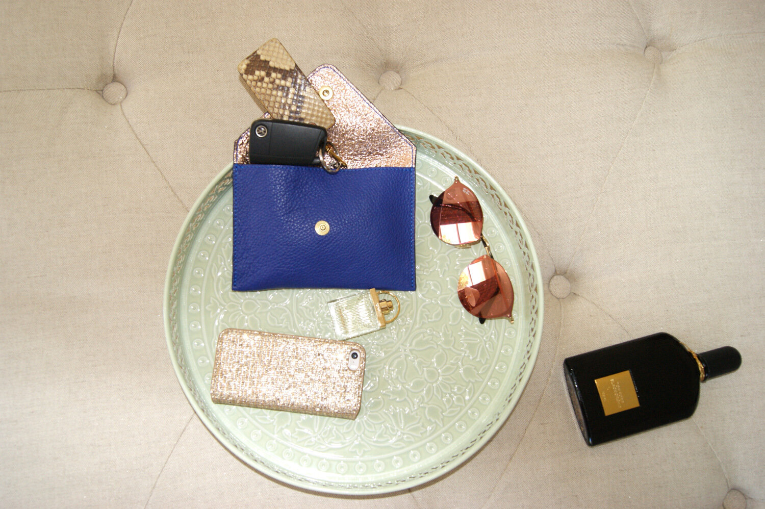 petite pochette ouverte cuir grainé bleu intérieur métallisé rose gold