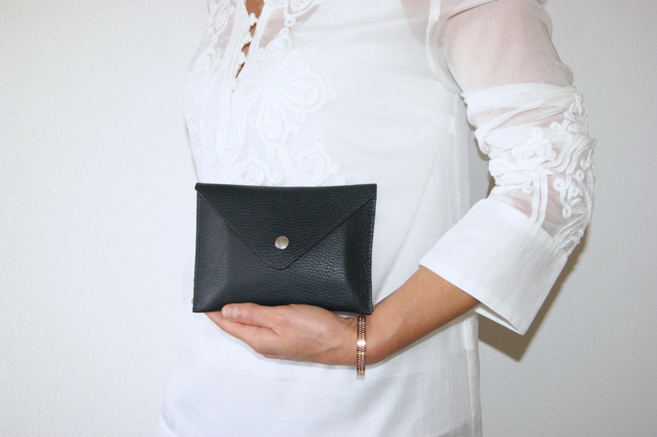 petite pochette cuir grainé noir intérieur métallisé argent portée main