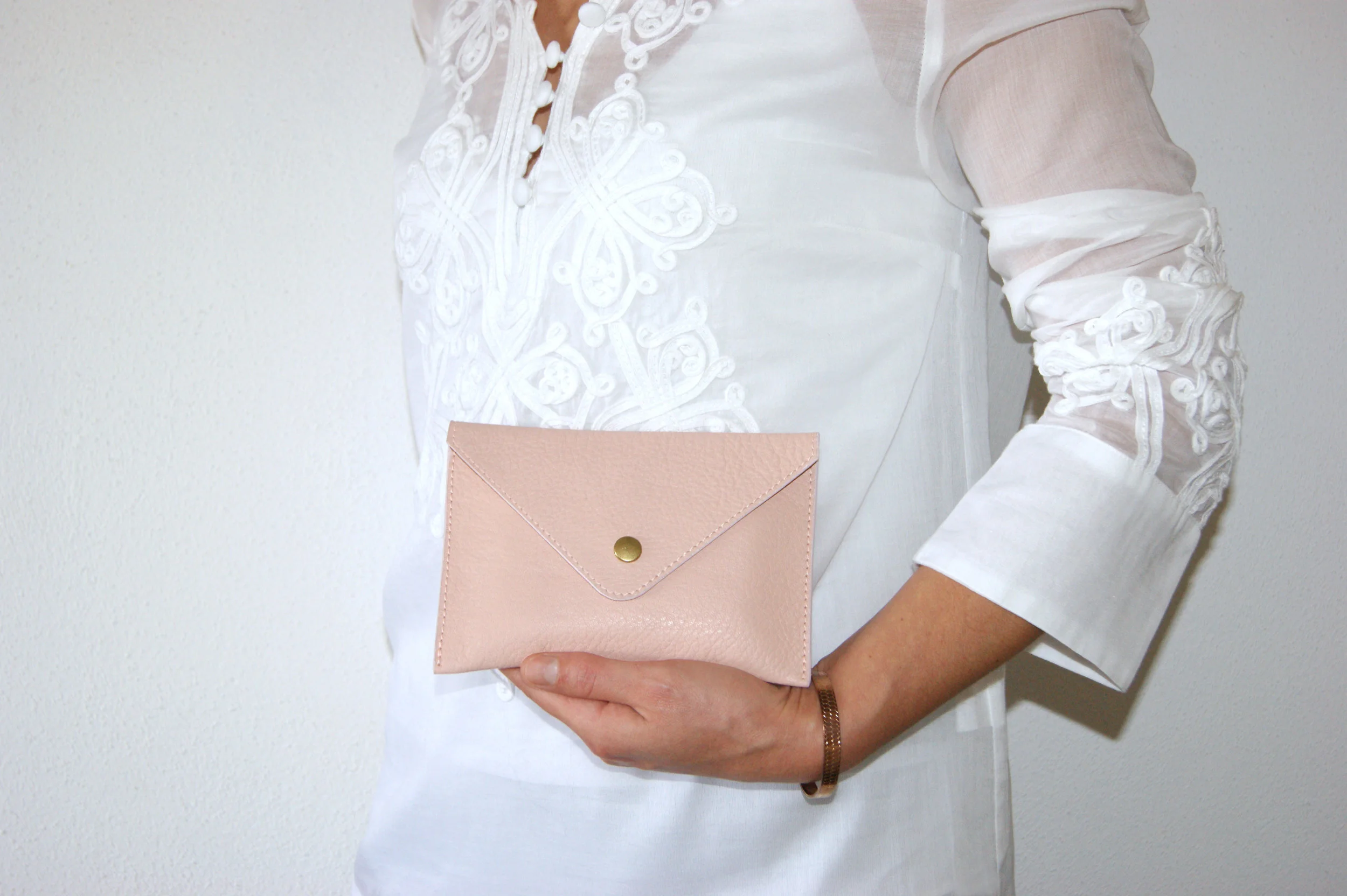 petite pochette cuir grainé rose intérieur métallisé rose gold portée main