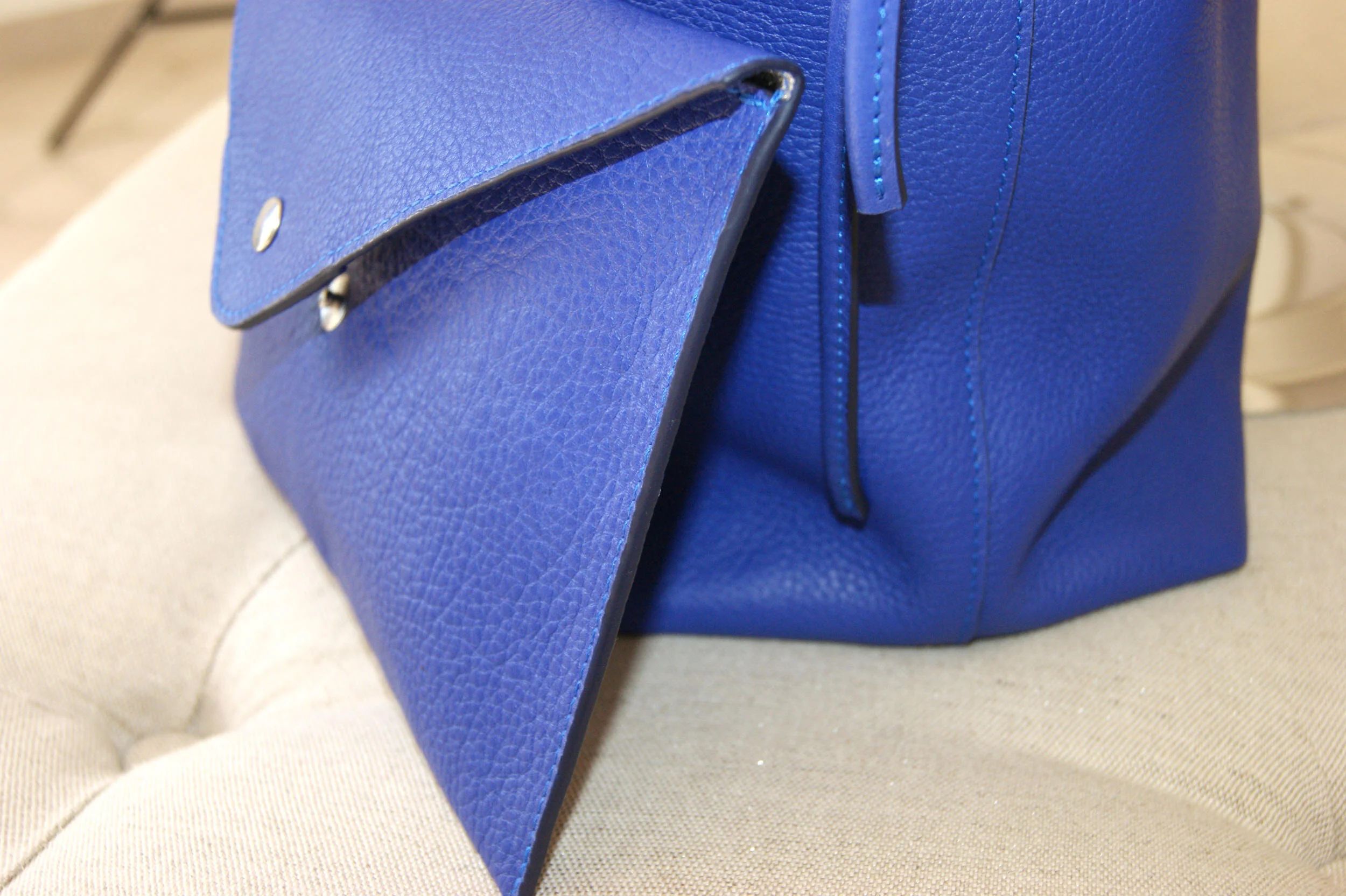 grande pochette cuir grainé bleu intérieur métallisé argent détail finition