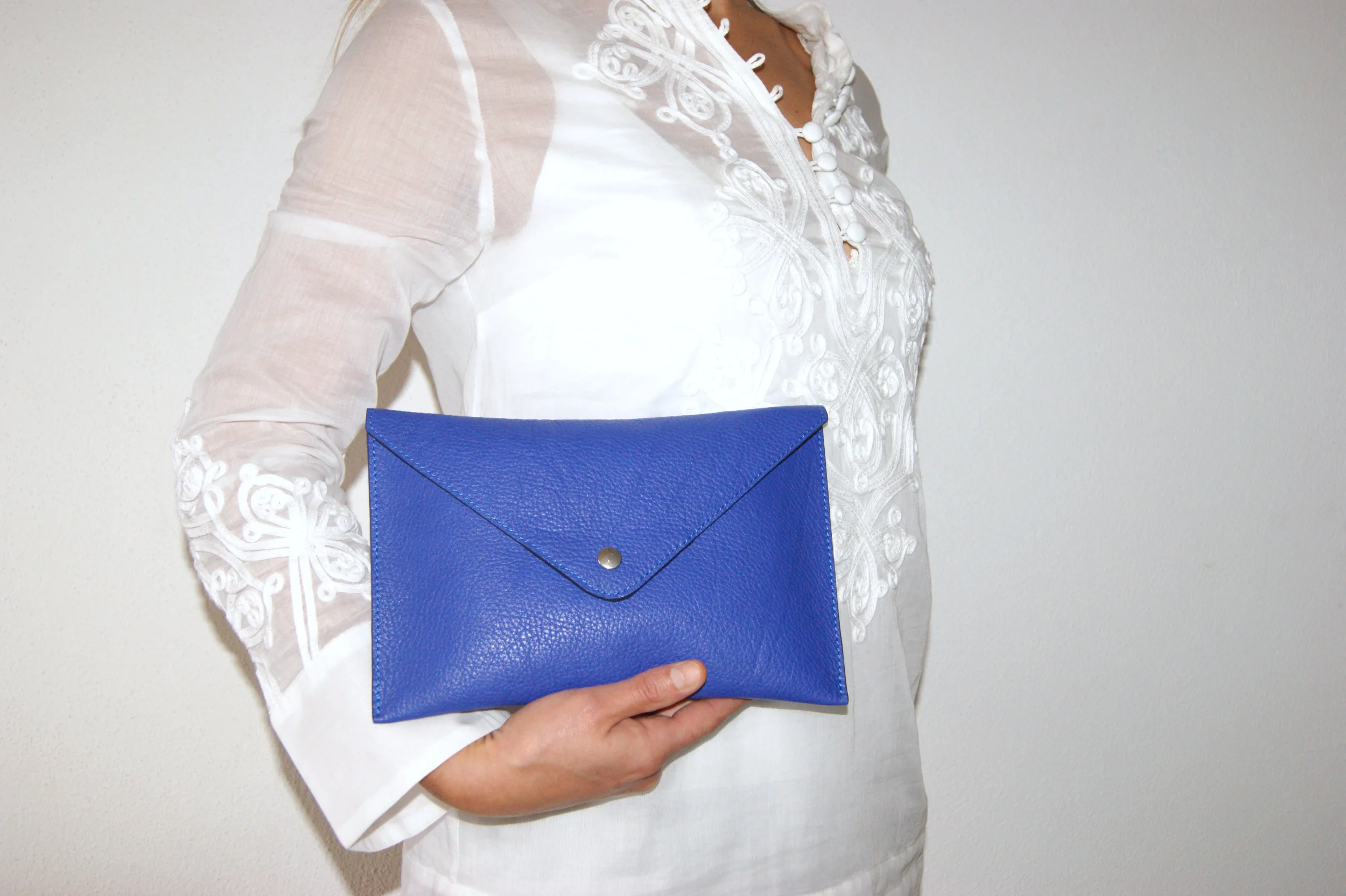 grande pochette cuir grainé bleu intérieur métallisé argent portée main