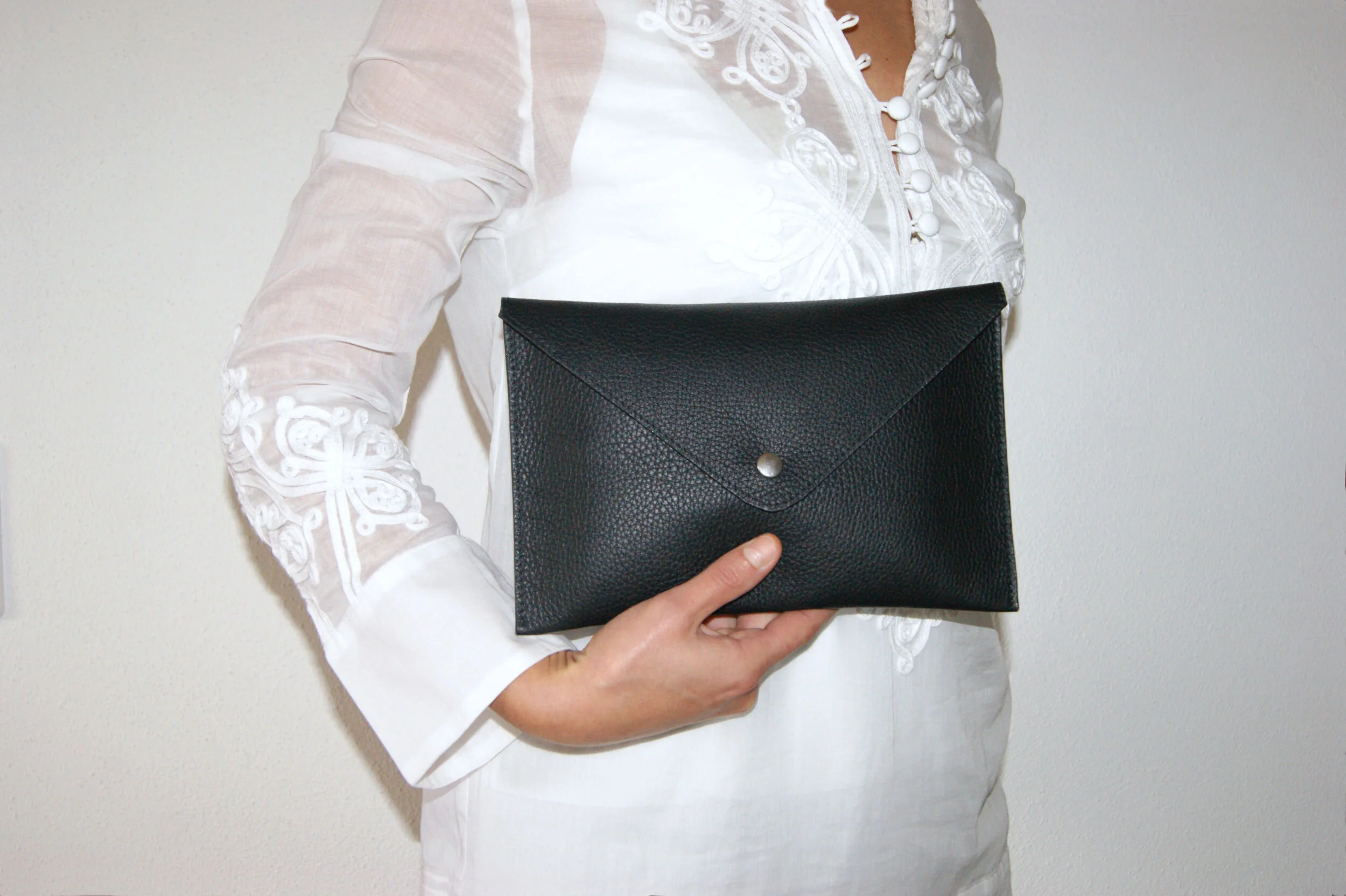 grande pochette cuir grainé noir intérieur métallisé argent portée main