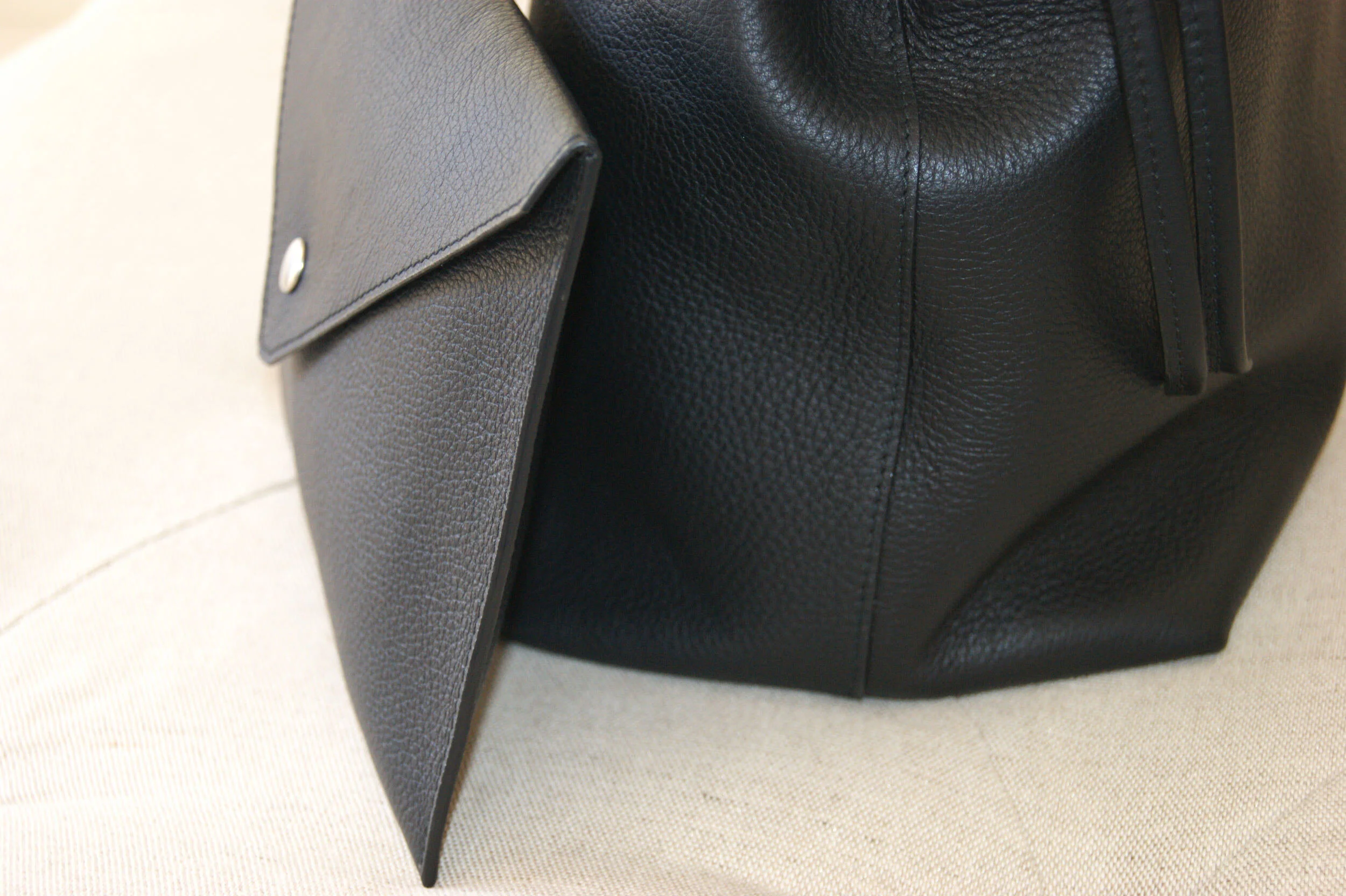 grande pochette cuir grainé noir intérieur métallisé argent détail finition