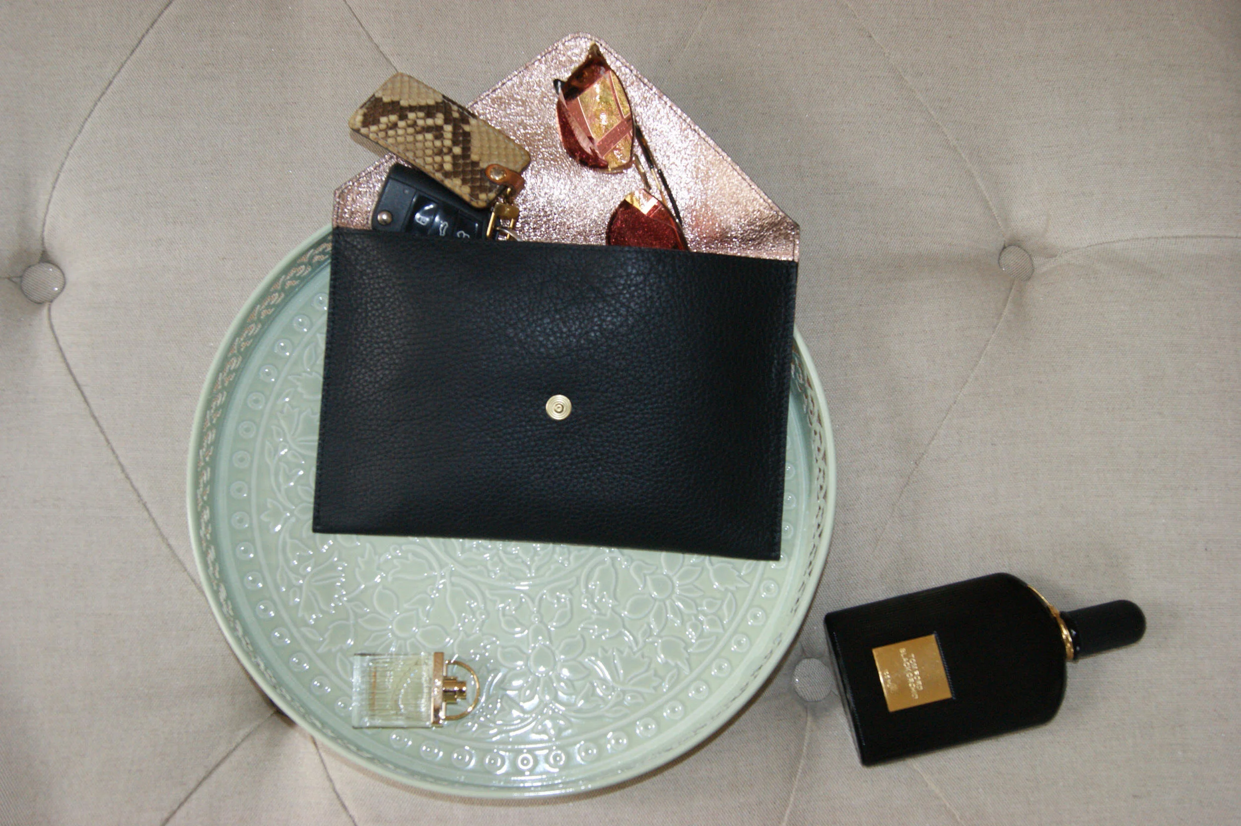 grande pochette ouverte cuir noir intérieur métallisé rose gold