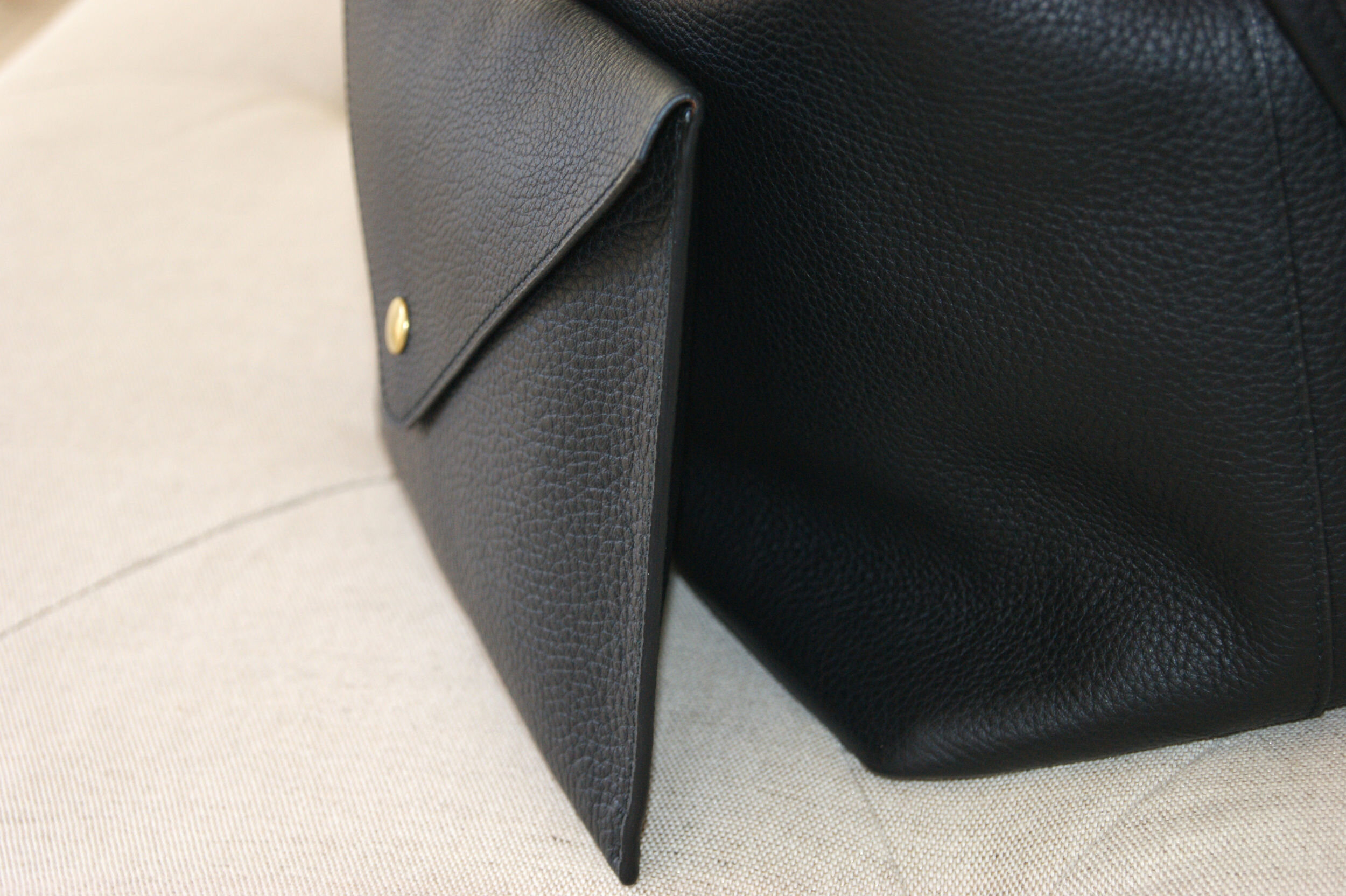 grande pochette cuir grainé noir intérieur métallisé rose gold détail finition