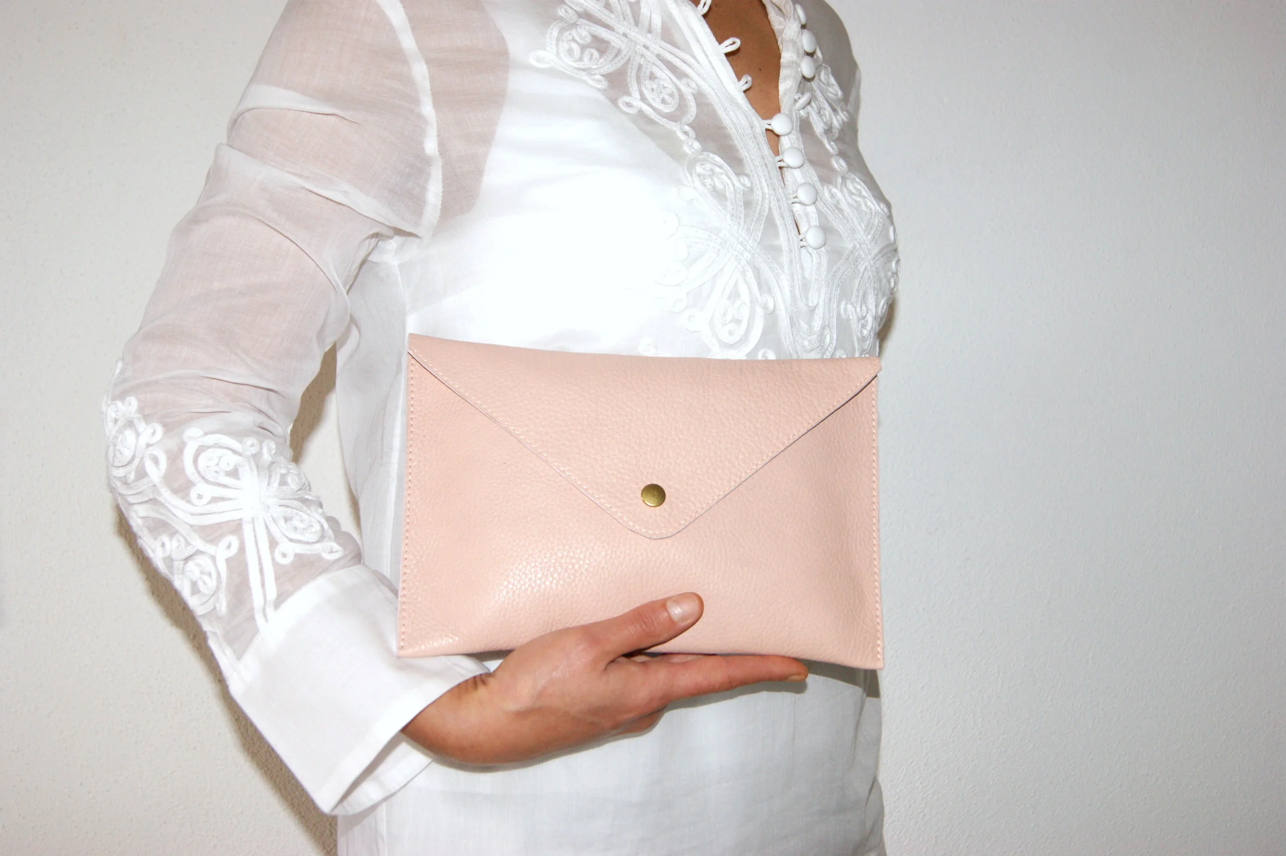 grande pochette cuir grainé rose intérieur métallisé rose gold portée main