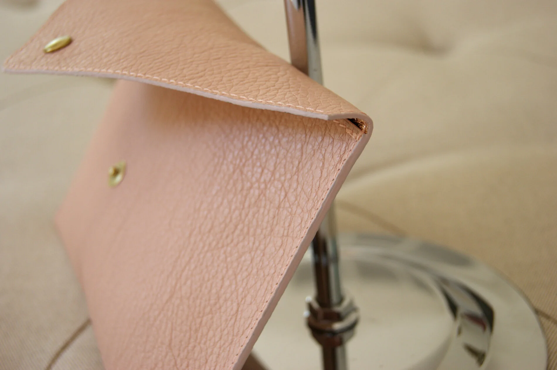 grande pochette cuir grainé rose intérieur métallisé rose gold détail finition