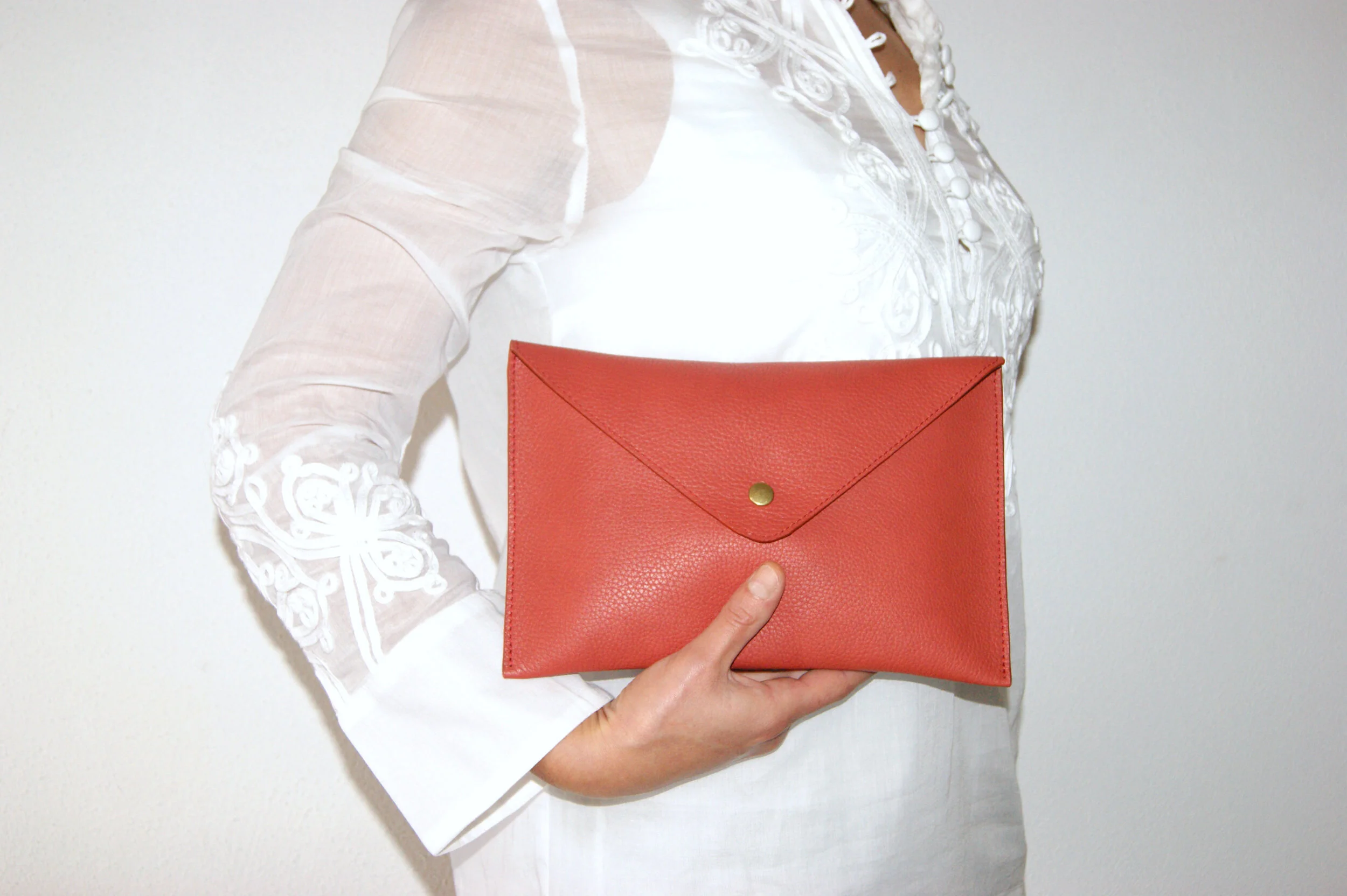 grande pochette cuir grainé rouille intérieur métallisé rose gold portée main