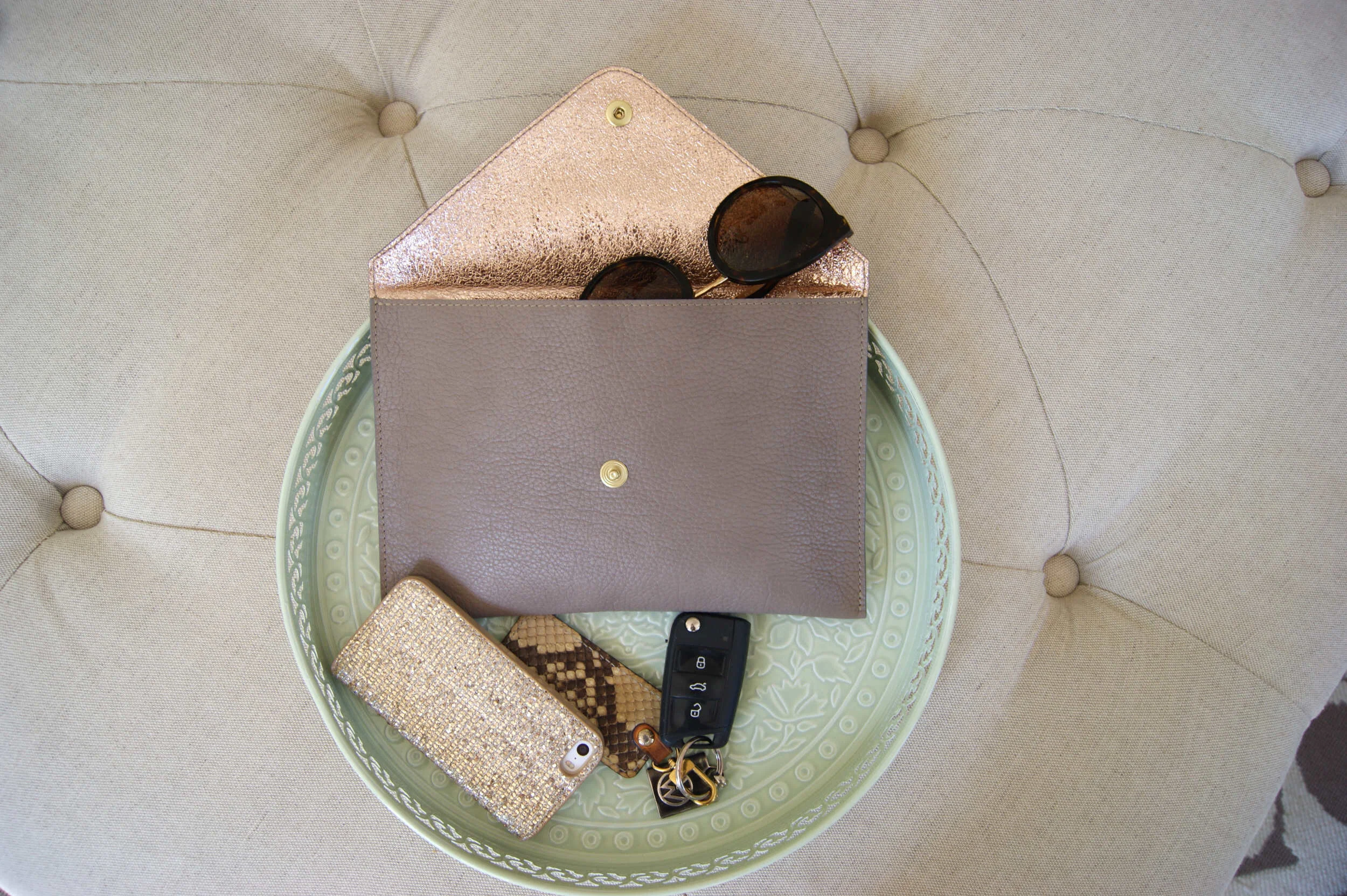 grande pochette ouverte cuir grainé taupe intérieur métallisé rose gold