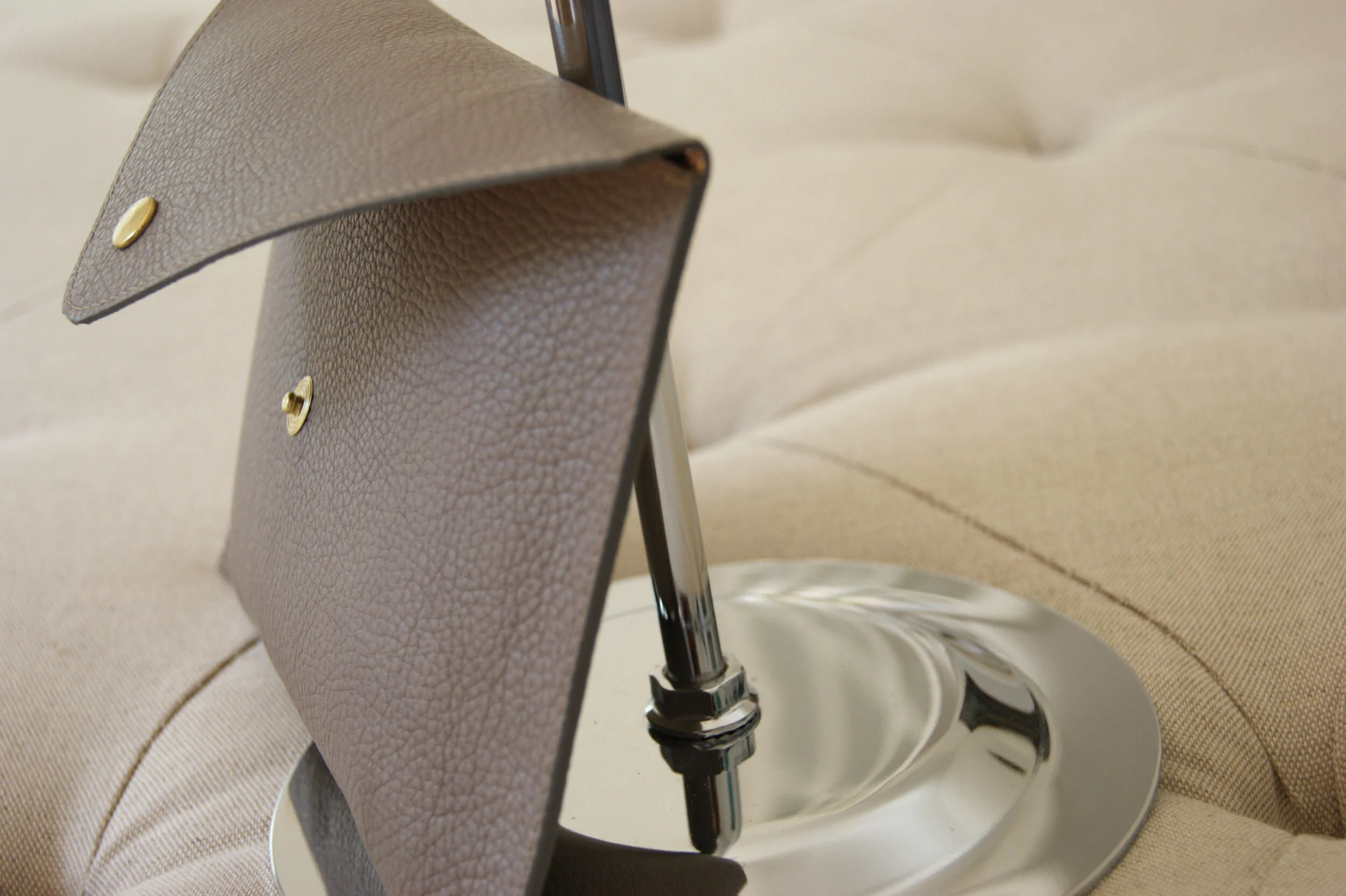 grande pochette cuir grainé taupe intérieur métallisé rose gold détail finition