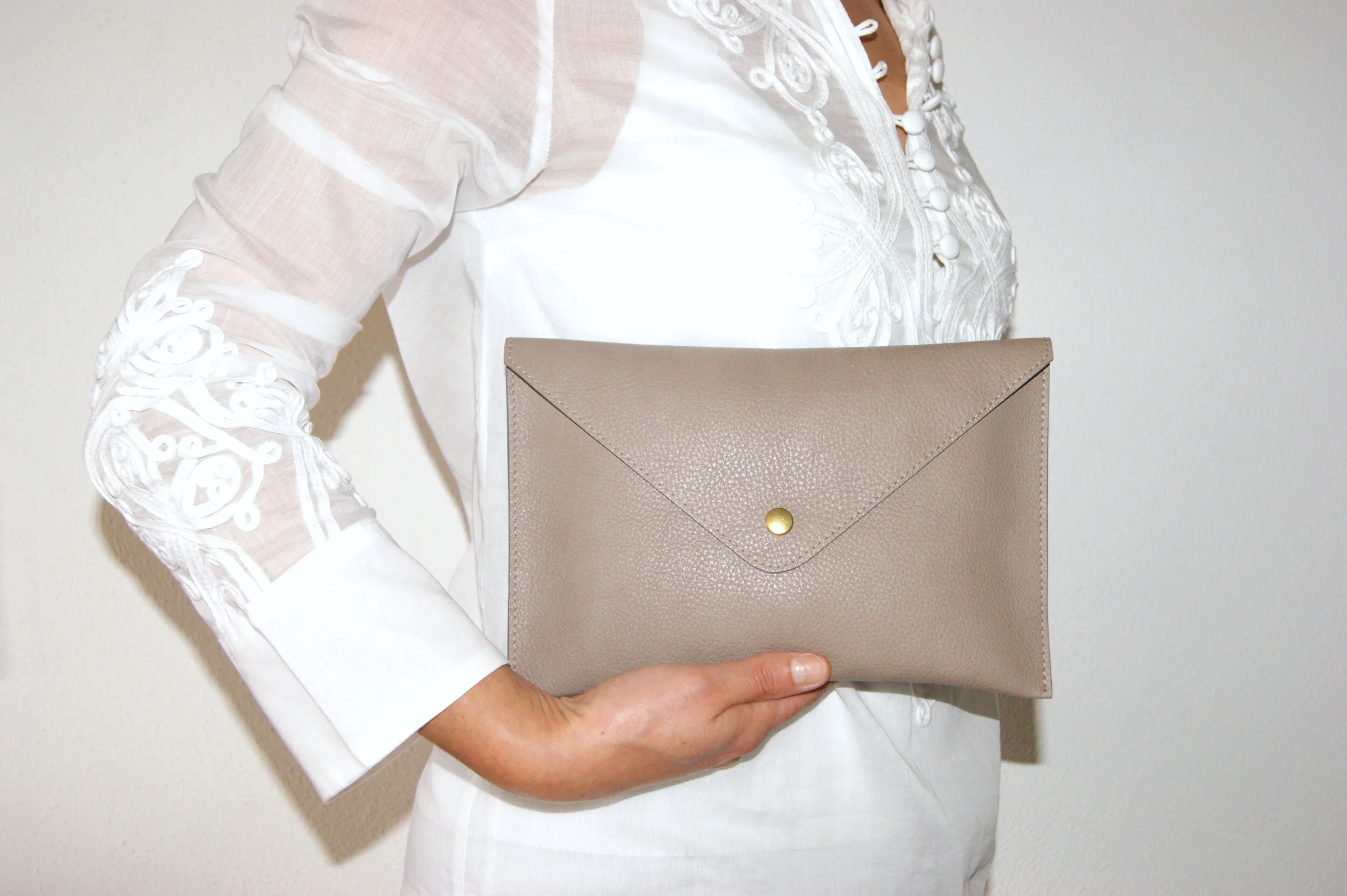 grande pochette cuir grainé taupe intérieur métallisé rose gold portée main