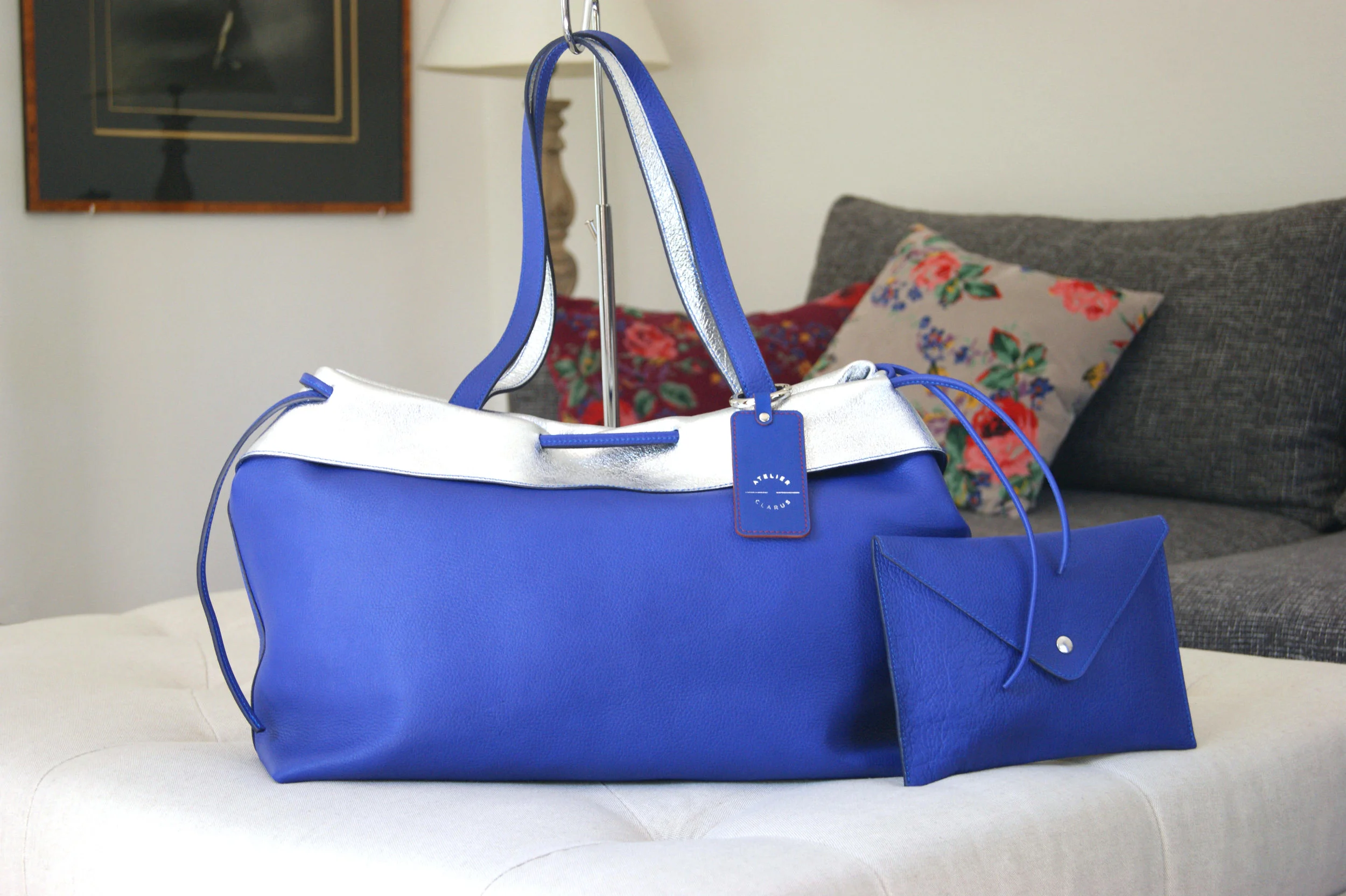 Sac "Signature" et sa pochette - Cuir grainé bleu cobalt intérieur métallisé argent