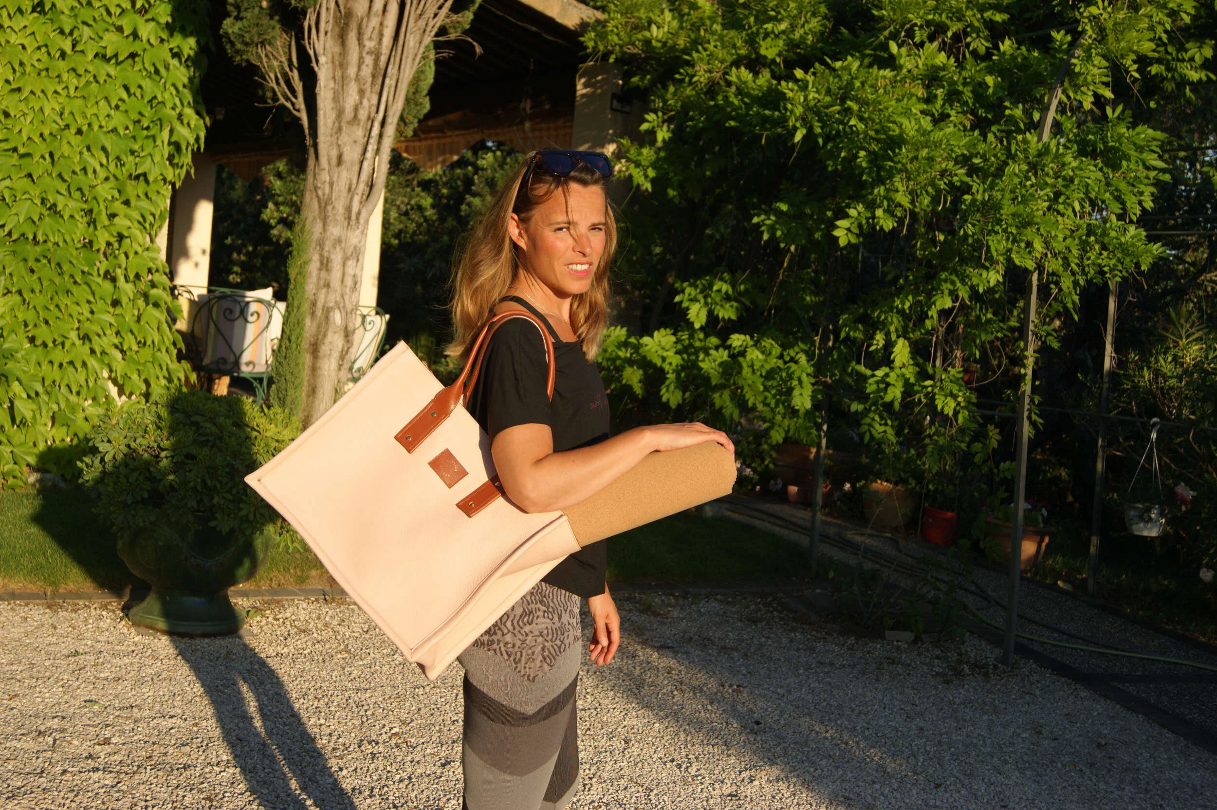 grand sac cabas cuir grainé rose nude anses cuir lisse cognac porté épaule