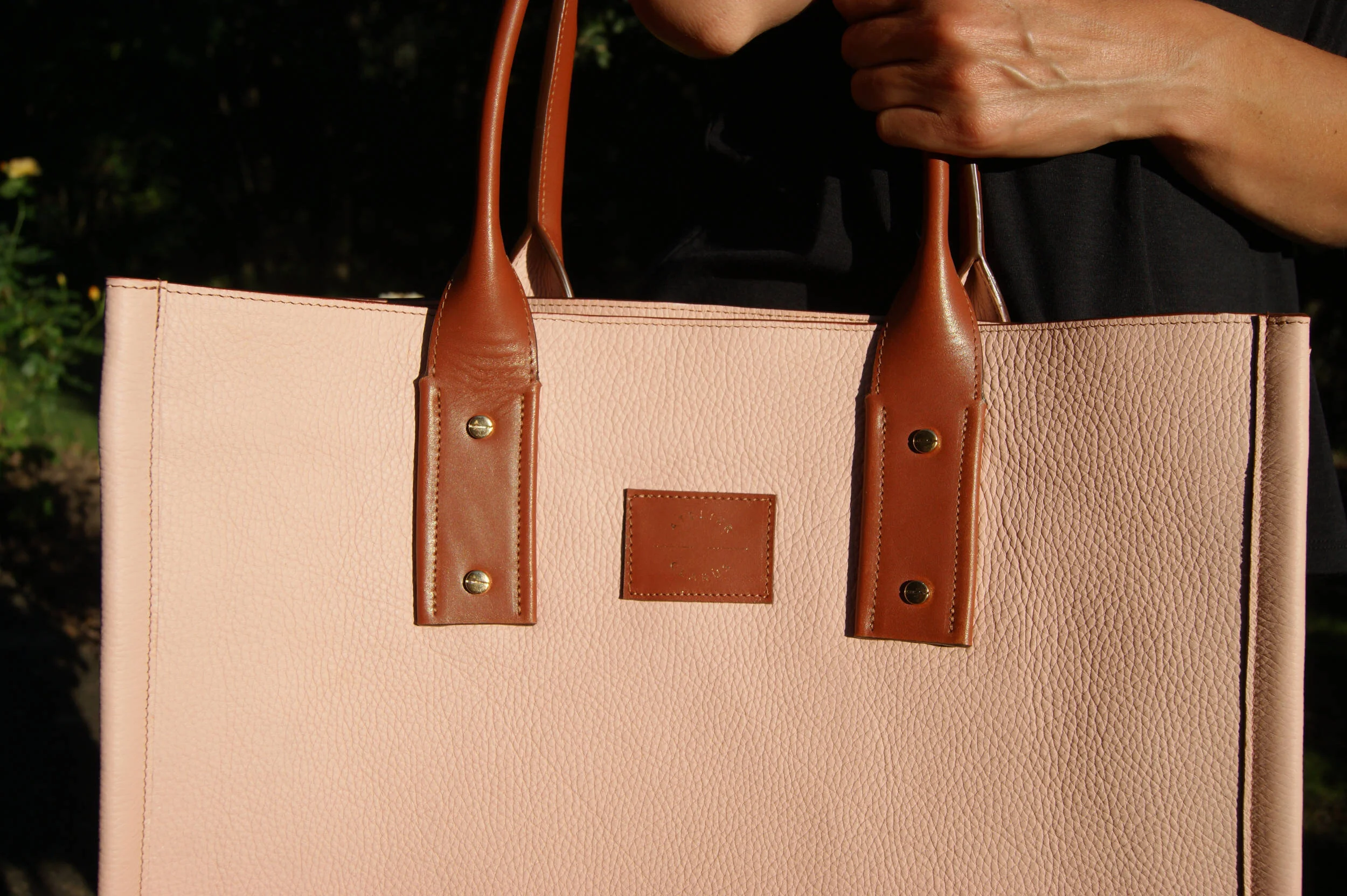 grand sac cabas cuir grainé rose nude anses cuir lisse cognac détails anses et logo