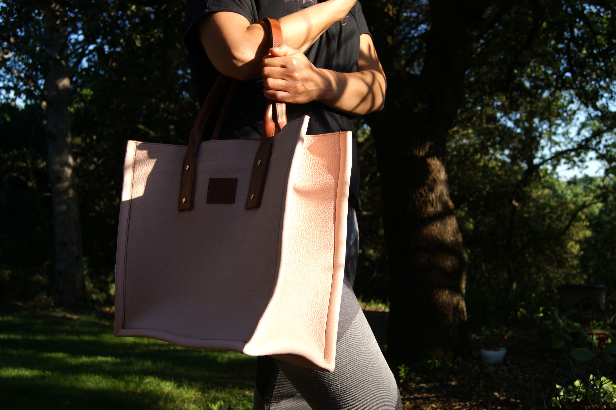 grand sac cabas cuir grainé rose nude anses cuir lisse cognac porté avant bras