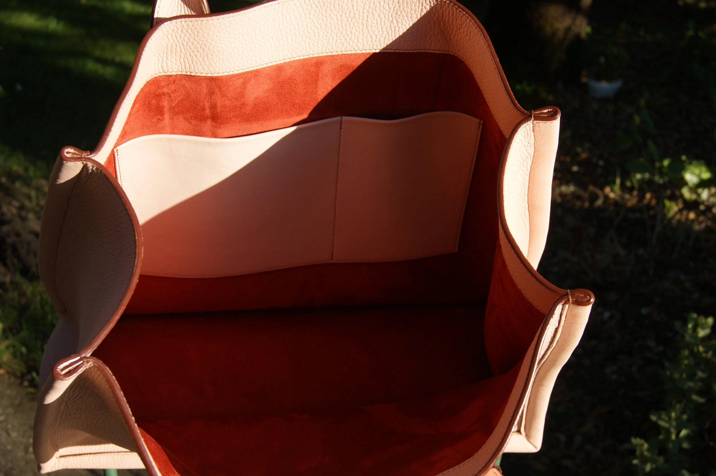 grand sac cabas cuir grainé rose nude anses cuir lisse cognac vue intérieur