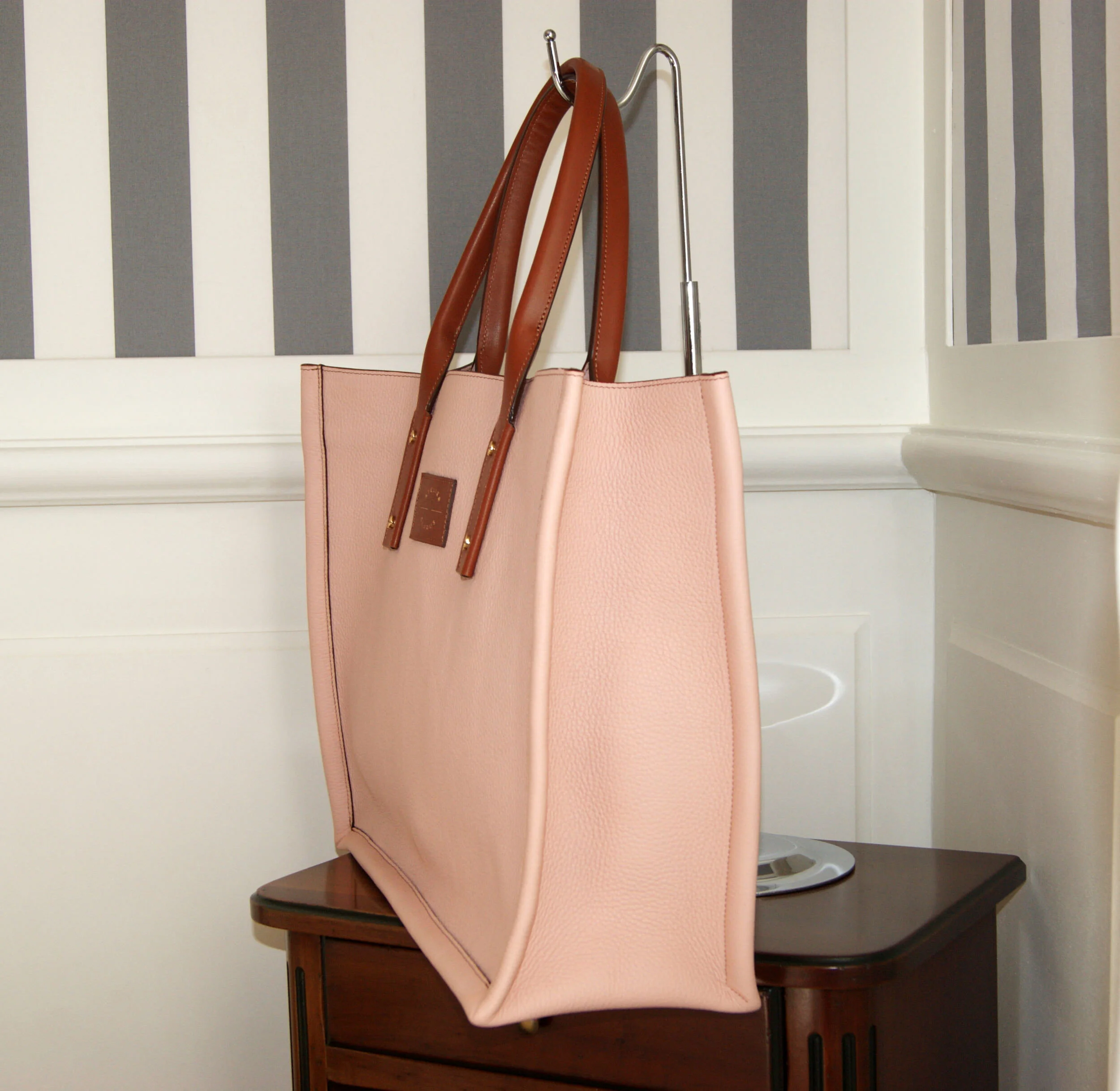 grand sac cabas cuir grainé rose nude anses cuir lisse cognac vue profil