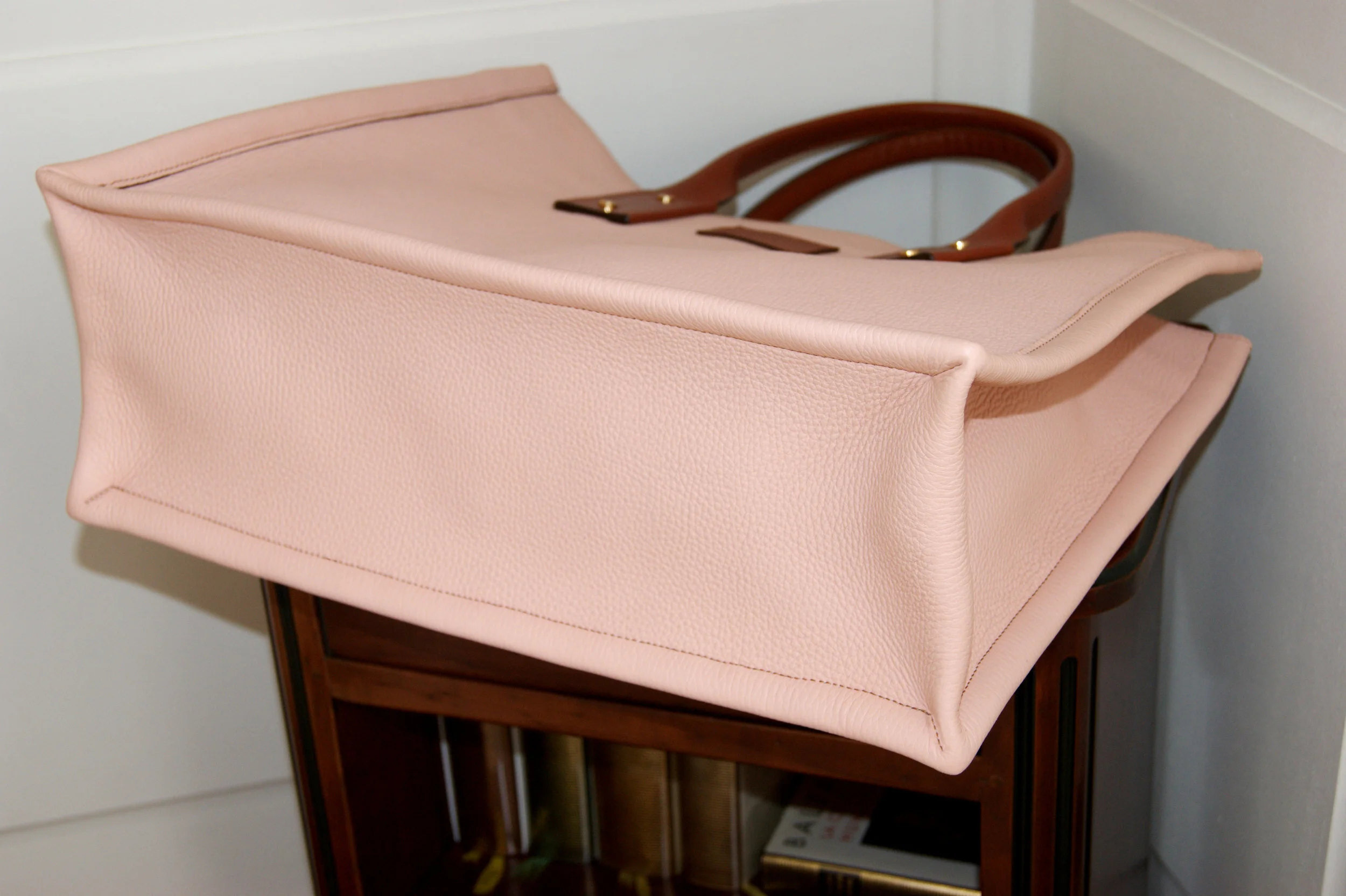 grand sac cabas cuir grainé rose nude anses cuir lisse cognac vue dessous