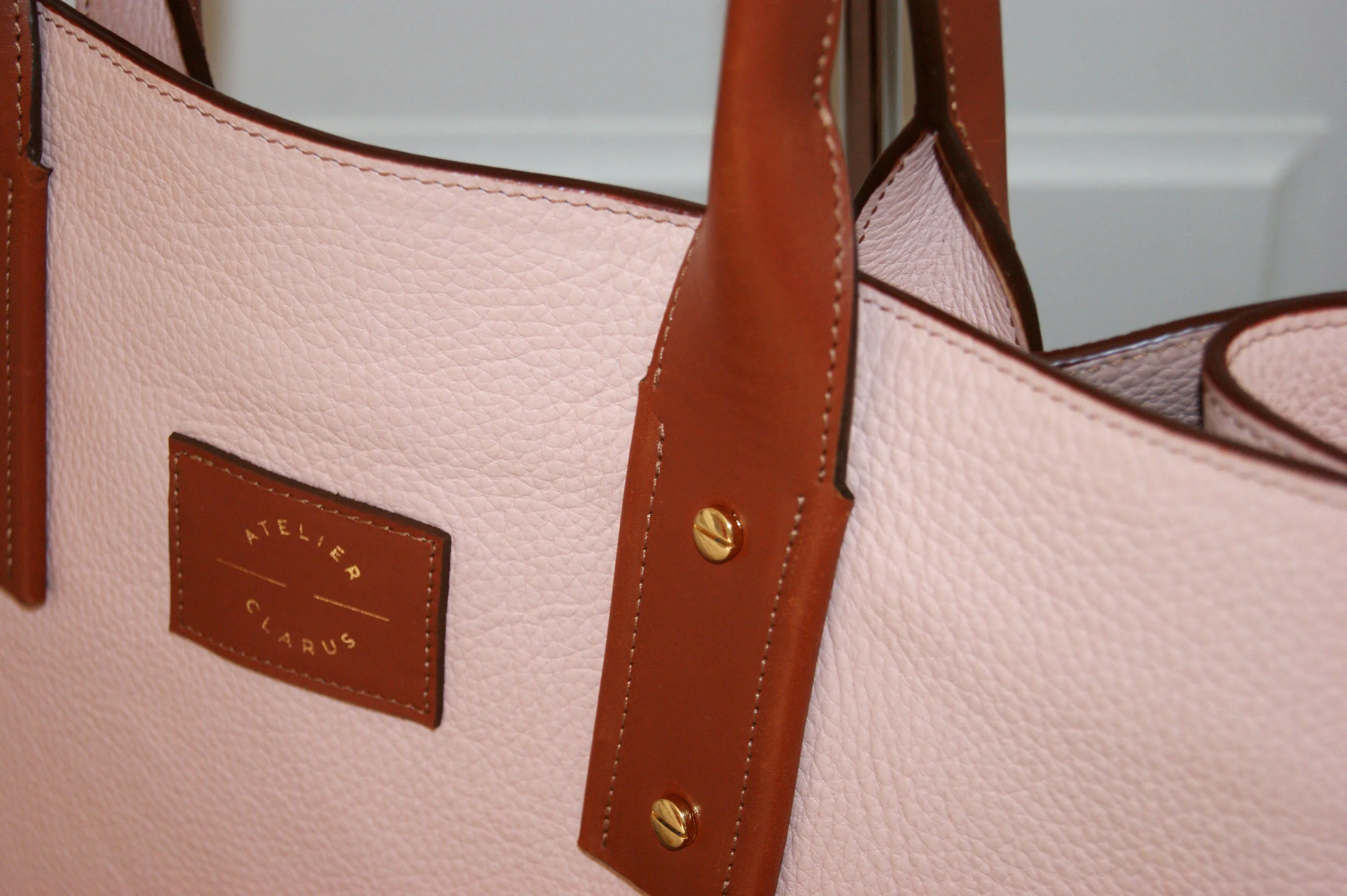 grand sac cabas cuir grainé rose nude anses cuir lisse cognac vue détails