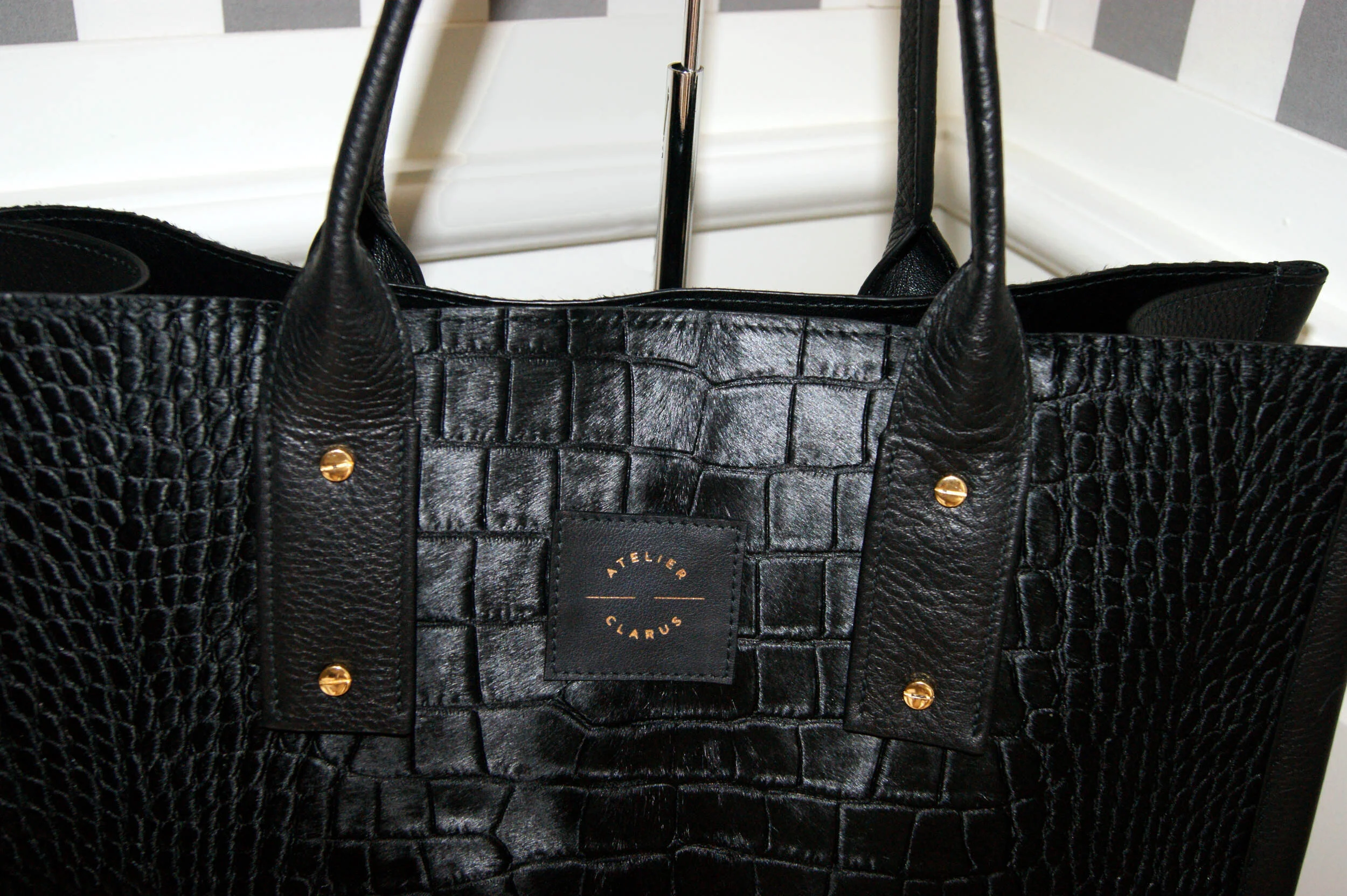 grand cabas cuir noir à poils ras embossé croco vue détails