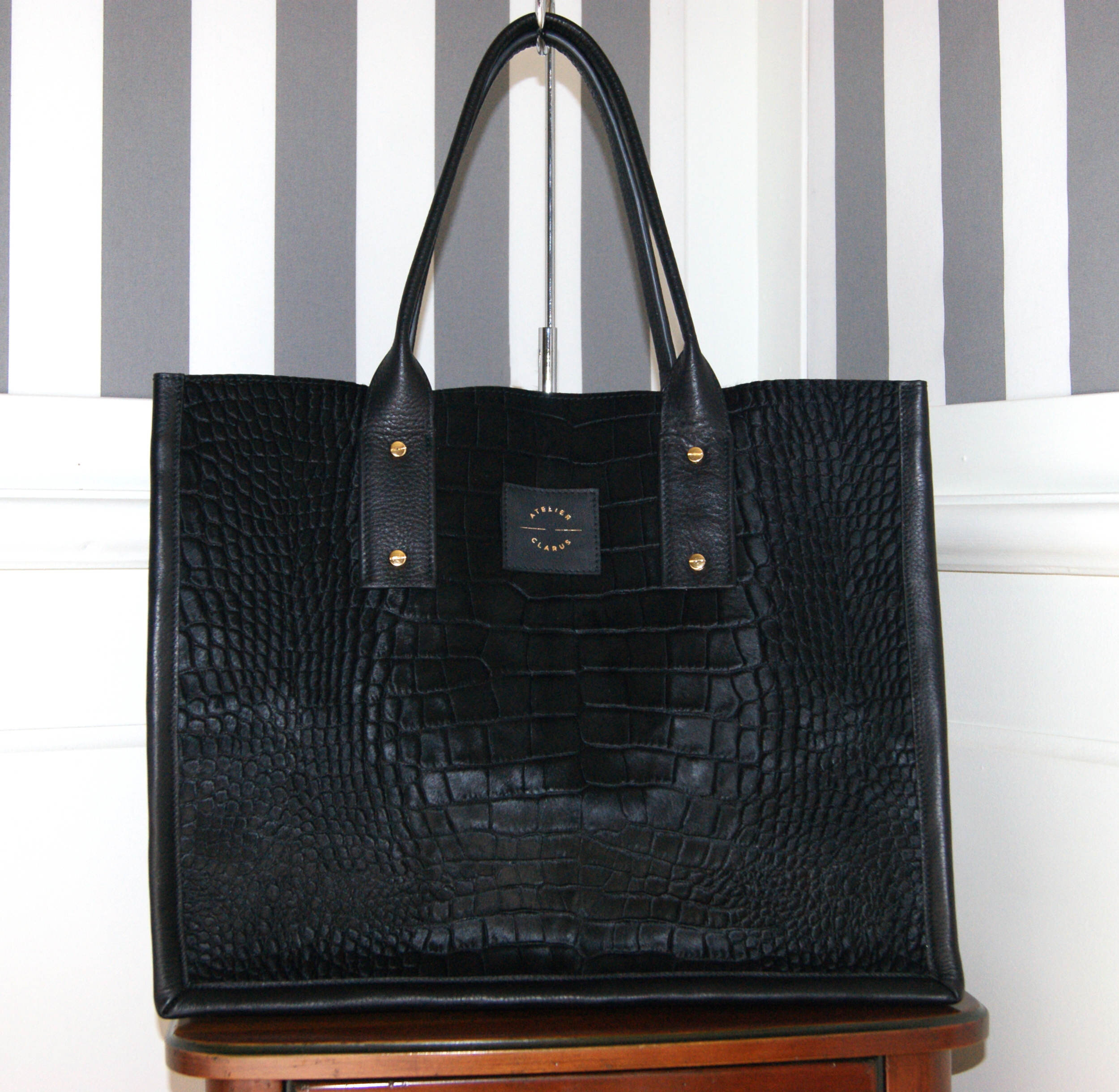 grand cabas cuir noir à poils ras embossé croco vue de face