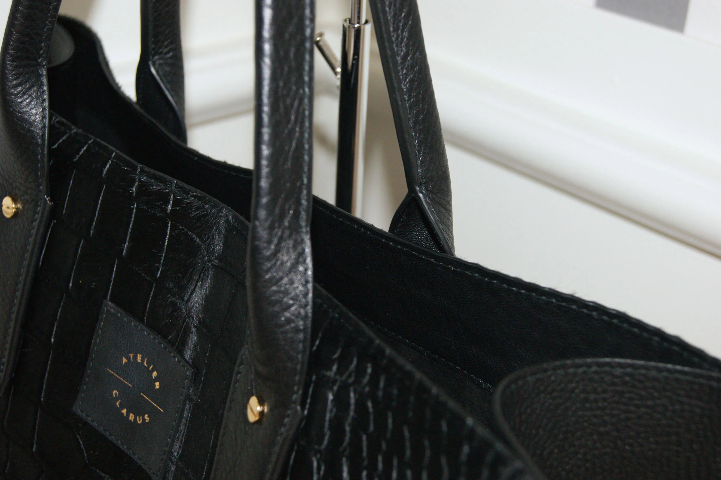 grand cabas cuir noir à poils ras embossé croco vue finition