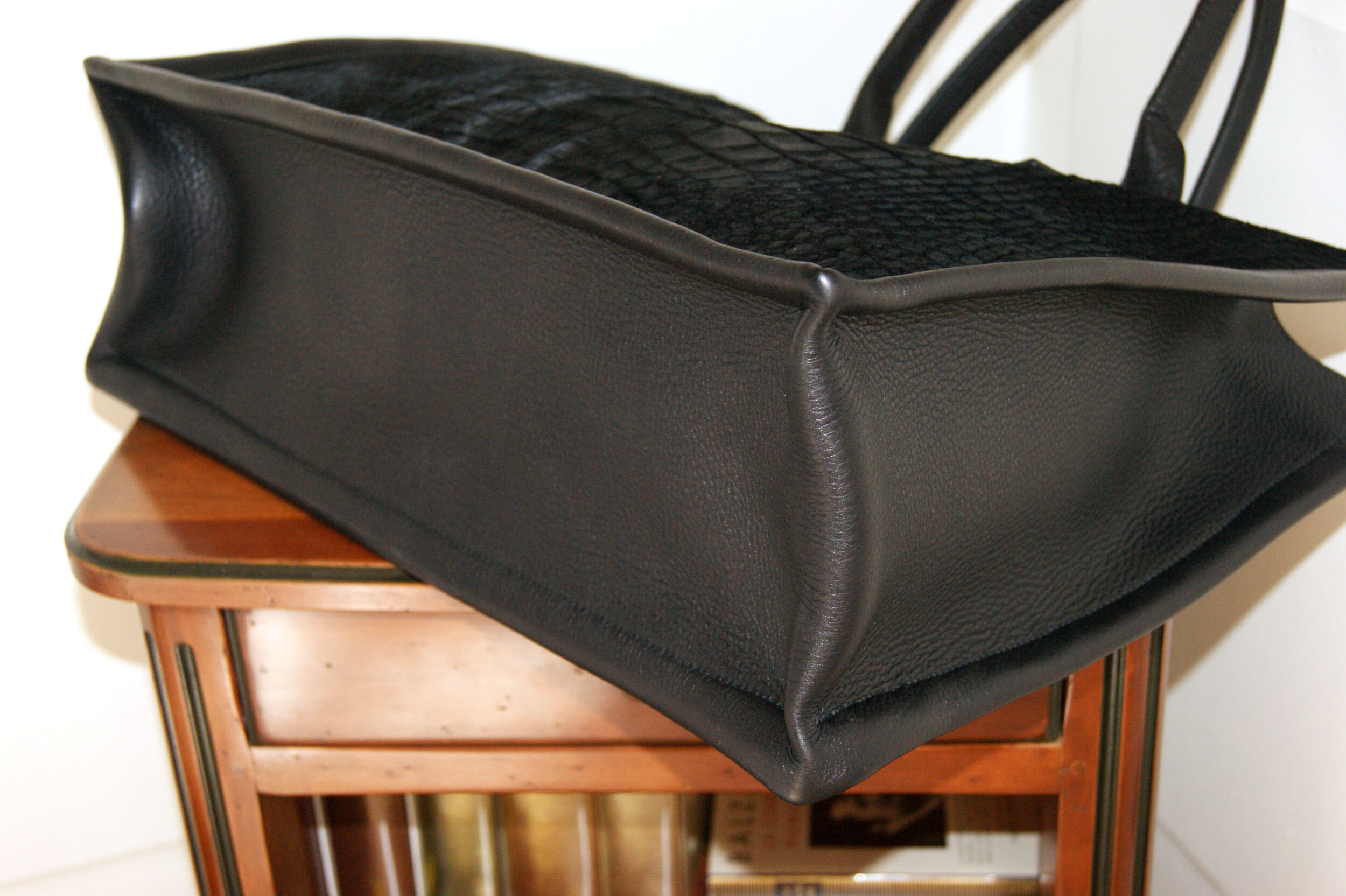 grand cabas cuir noir à poils ras embossé croco vue dessous