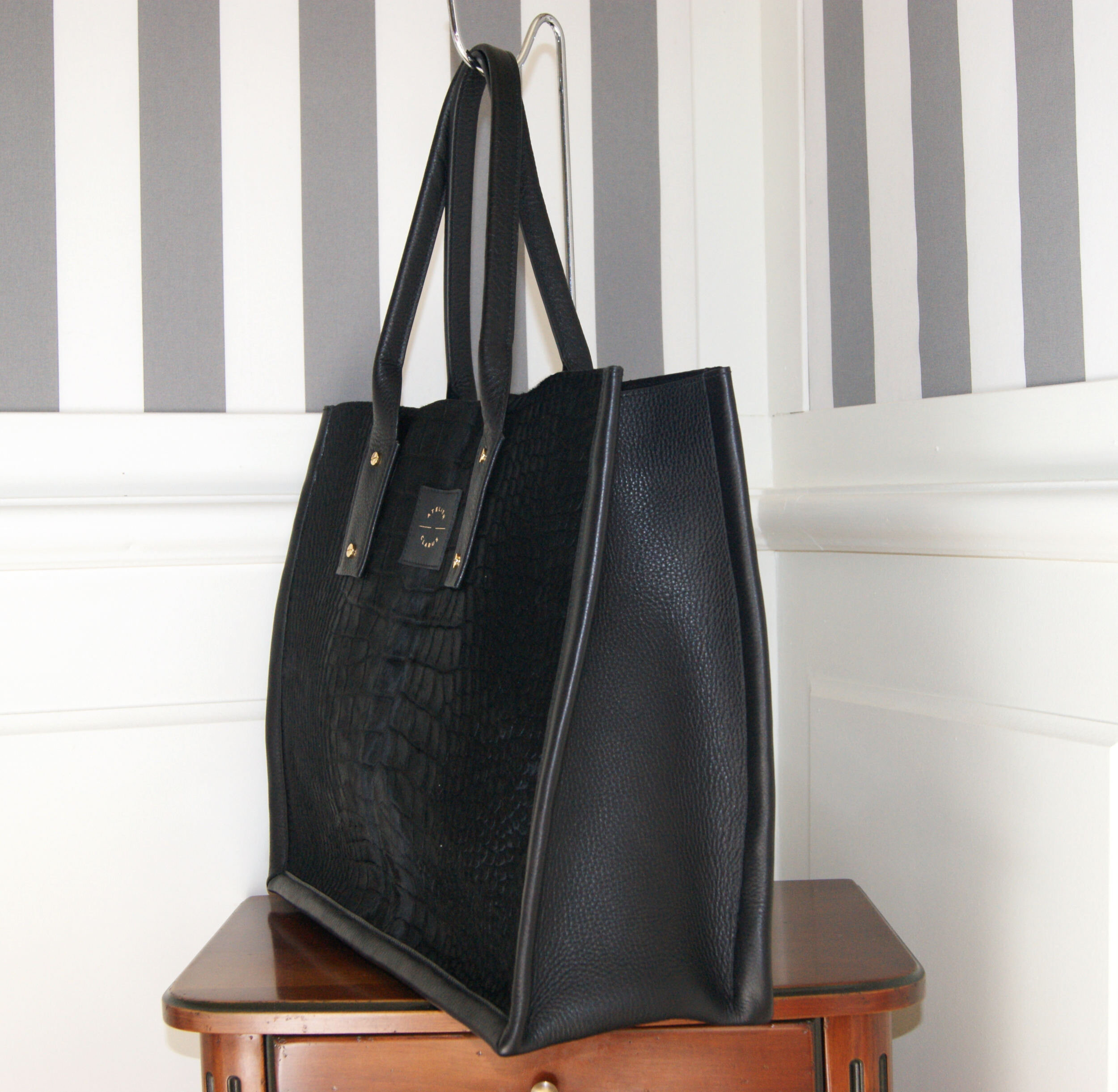 grand cabas cuir noir à poils ras embossé croco vue demi profil